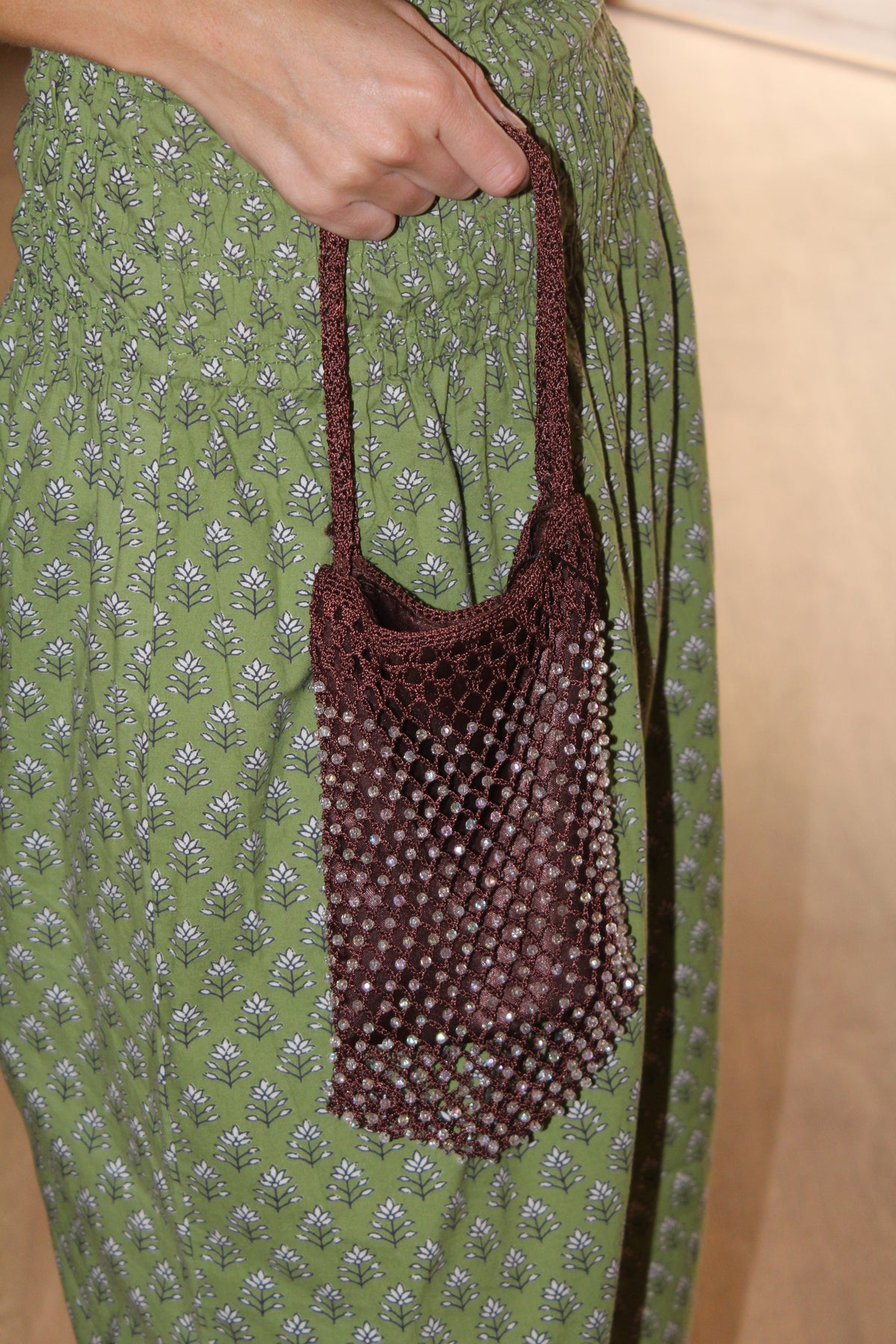 Bolso vintage marrón tipo saquito con malla de abalorios
