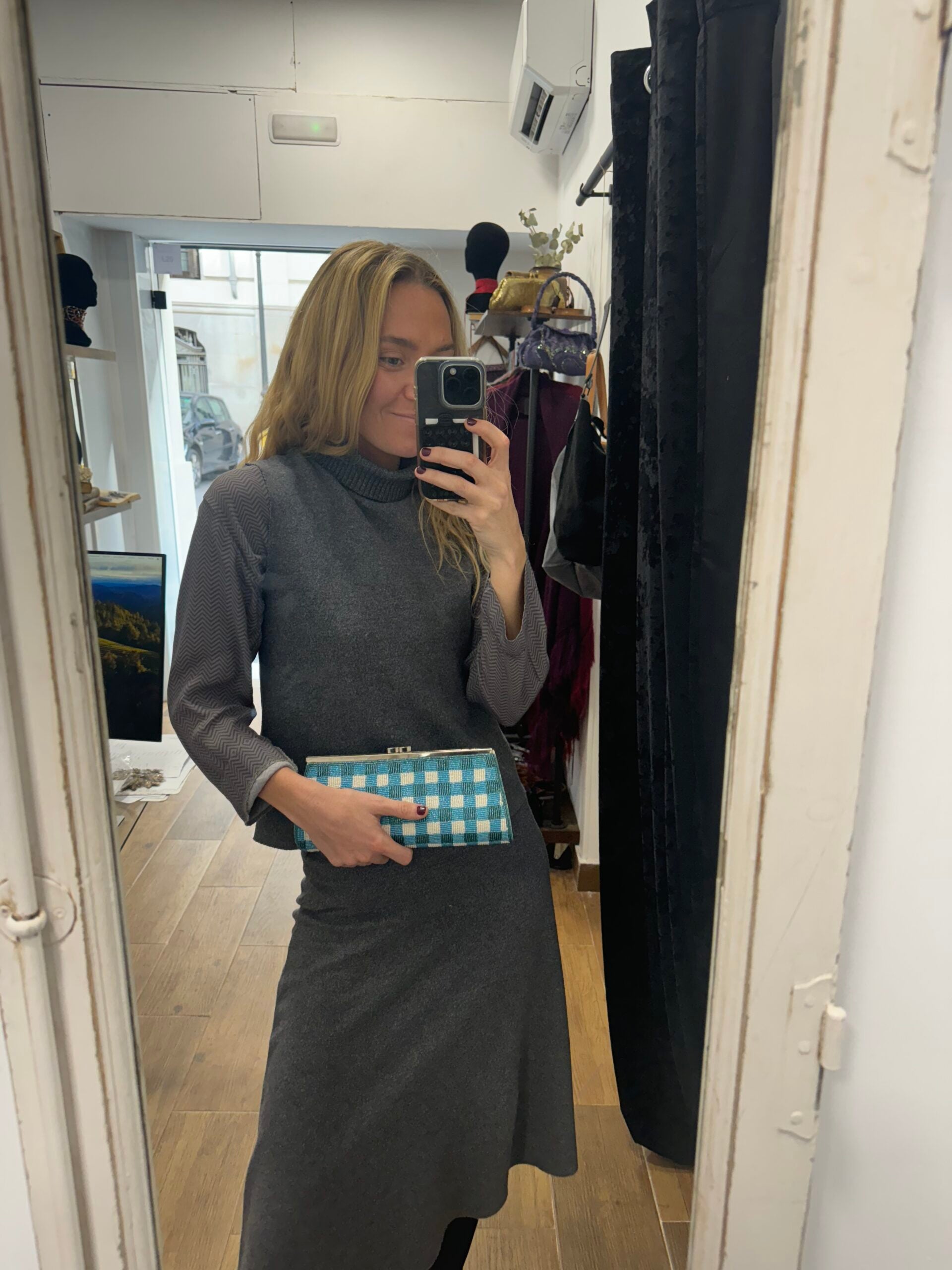 Bolsa vintage azul e verde com bordado de missangas quadradas