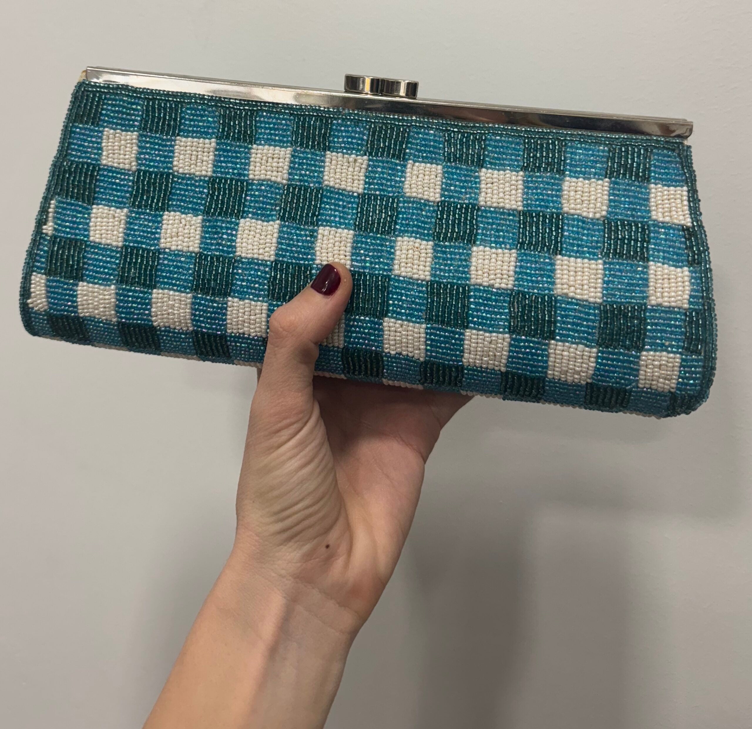 Bolsa vintage azul e verde com bordado de missangas quadradas