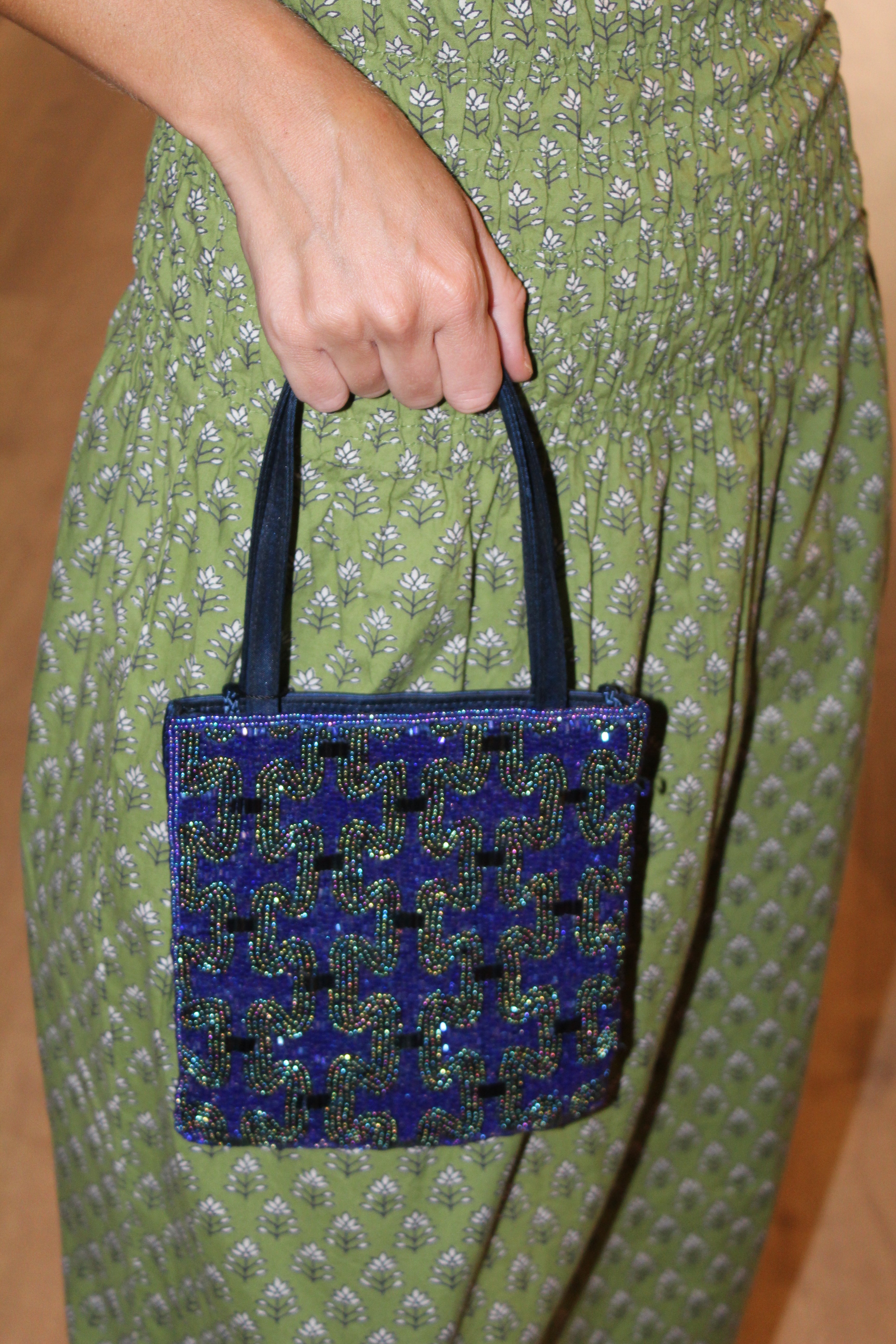Bolsa vintage estofada com alça branca