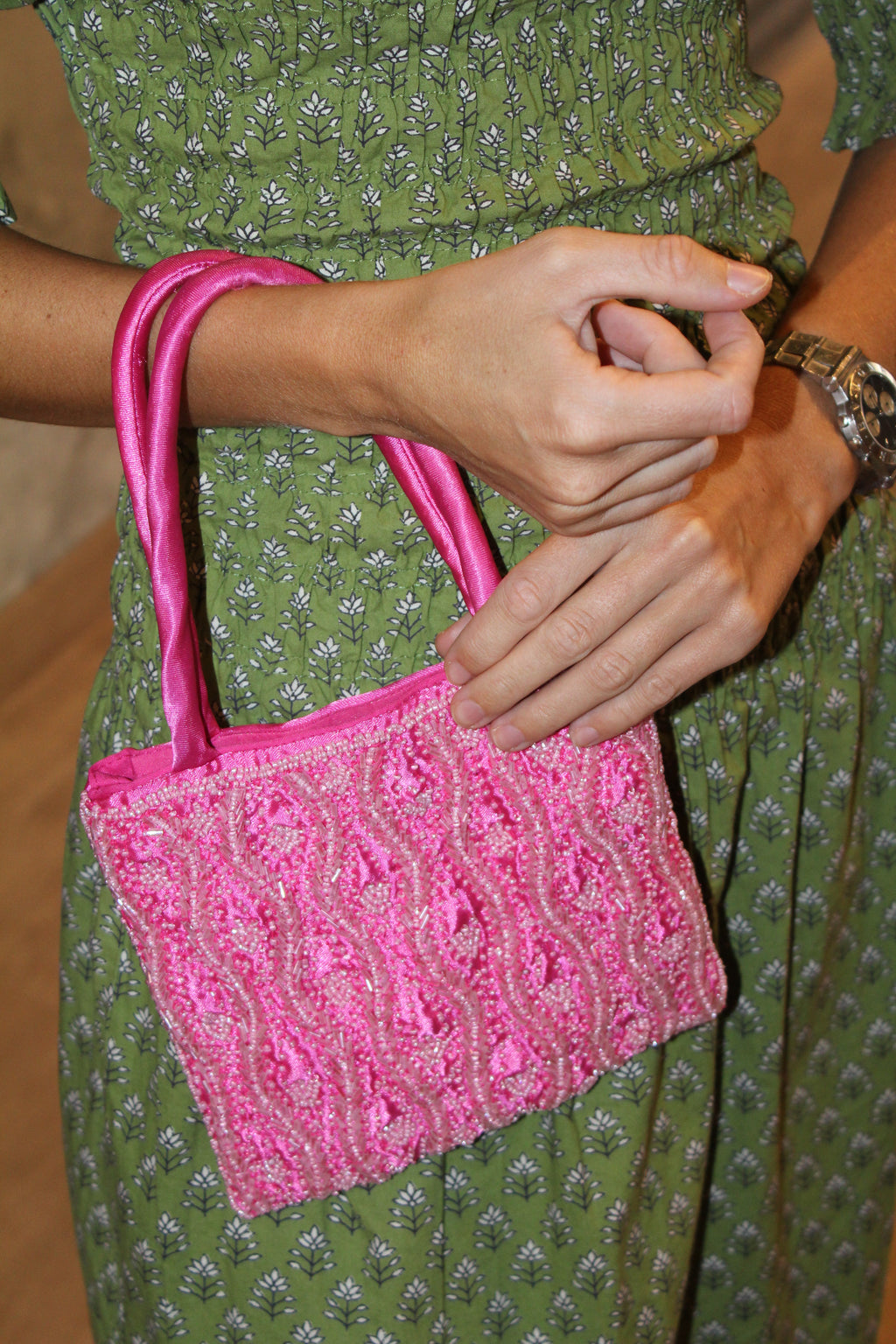 Bolsa vintage castanha estilo saco com flores vermelhas bordadas