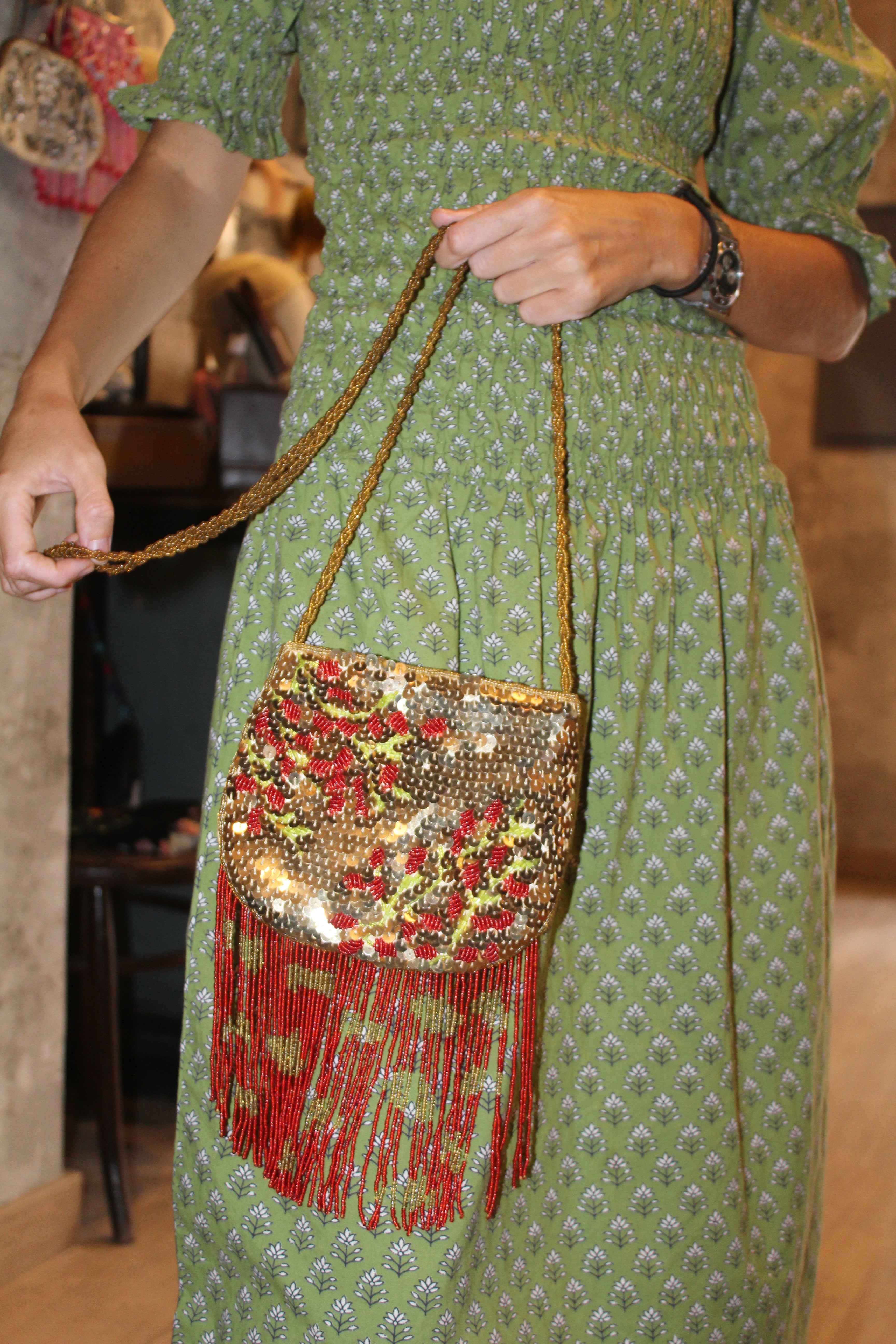 Bolsa vintage estofada com alça branca