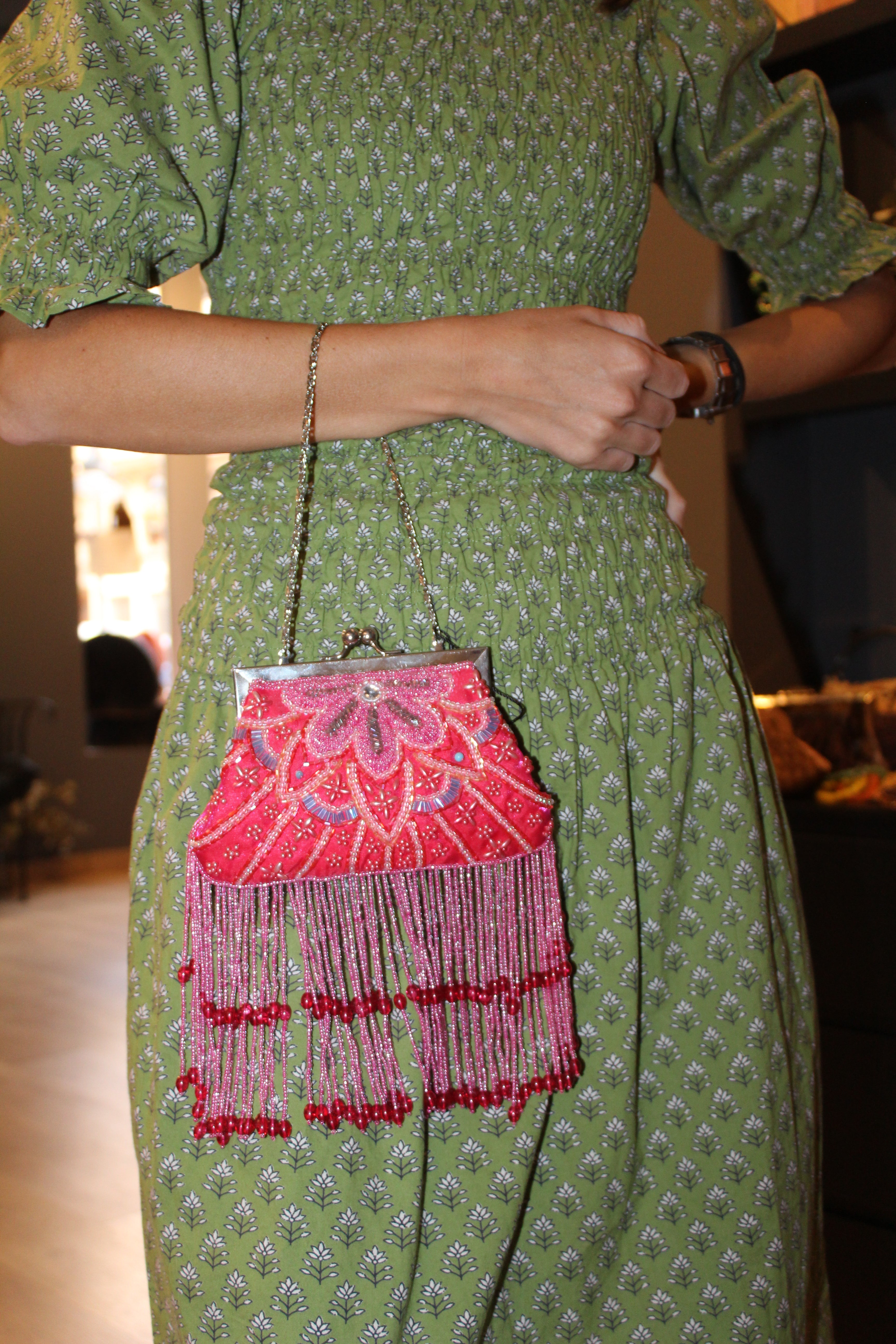 Bolso vintage rosa con flecos