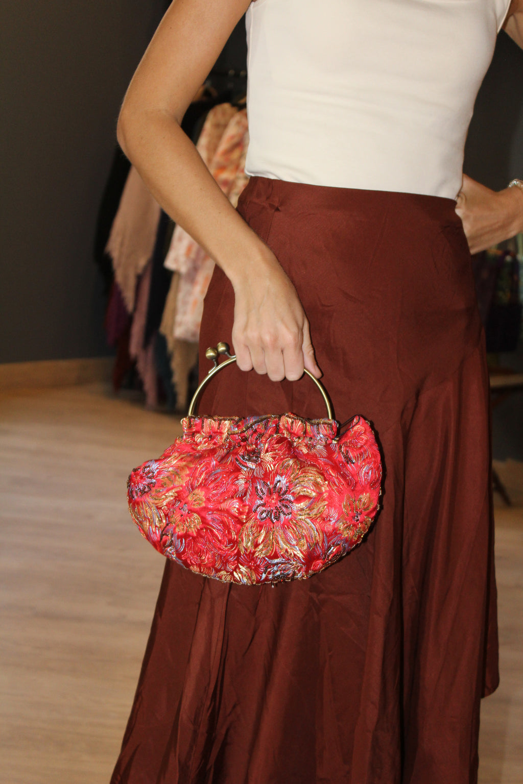Bolso vintage bombonera roja con bordados