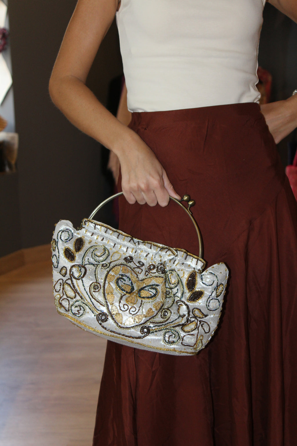 Bolso vintage tipo bombonera blanca con bordados