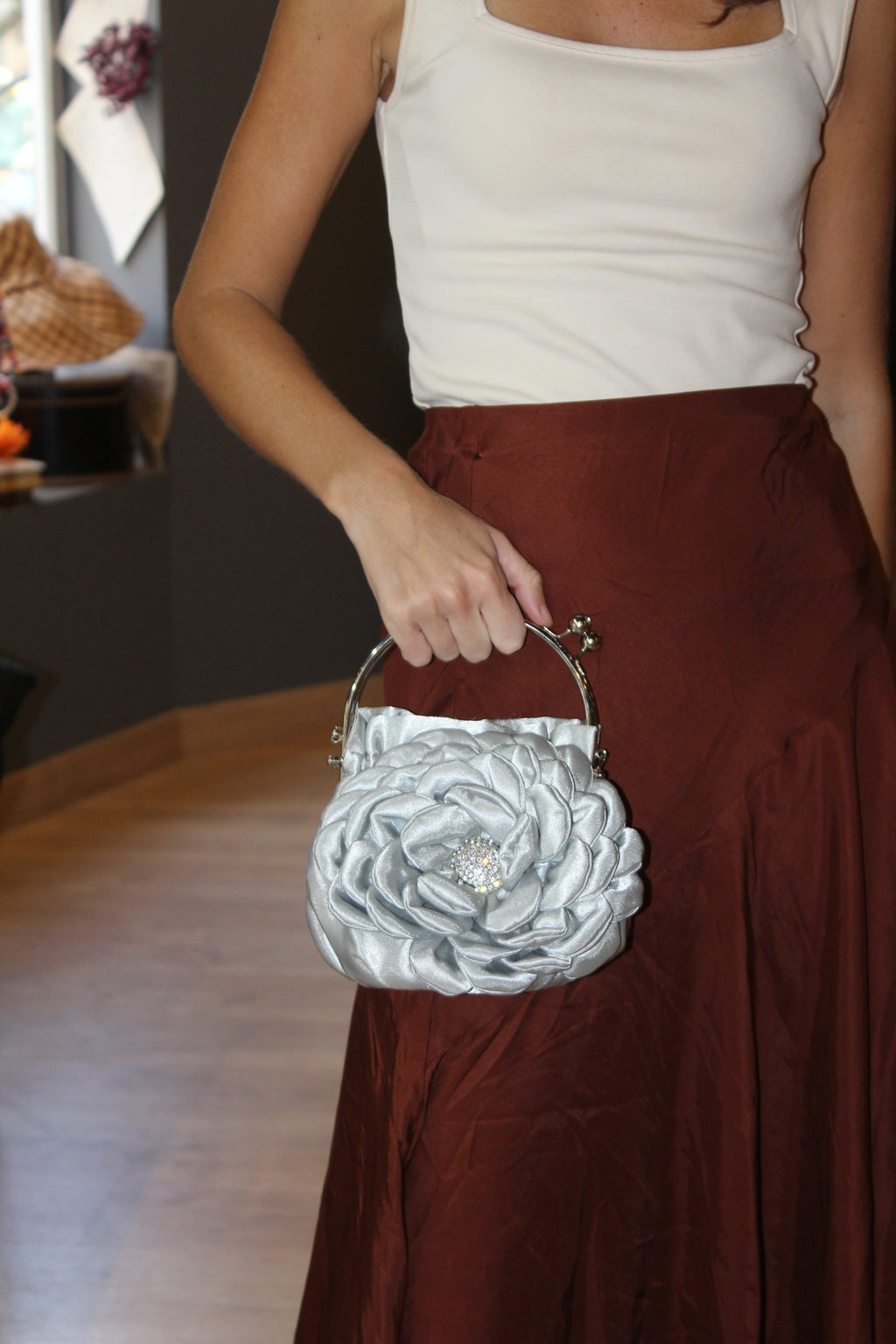 Bolso vintage en forma de flor gris con detalle en el centro