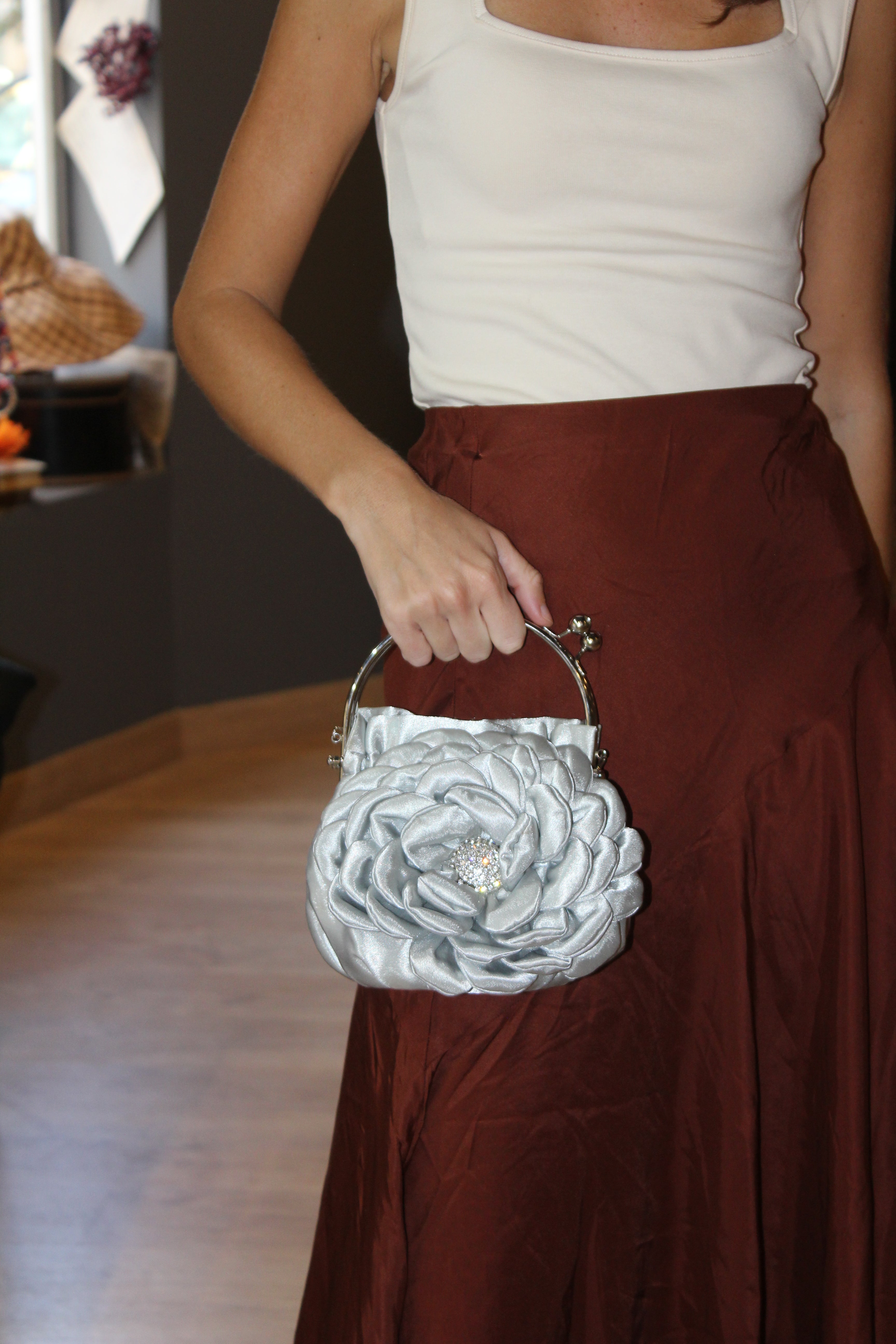 Bolso vintage en forma de flor gris con detalle en el centro