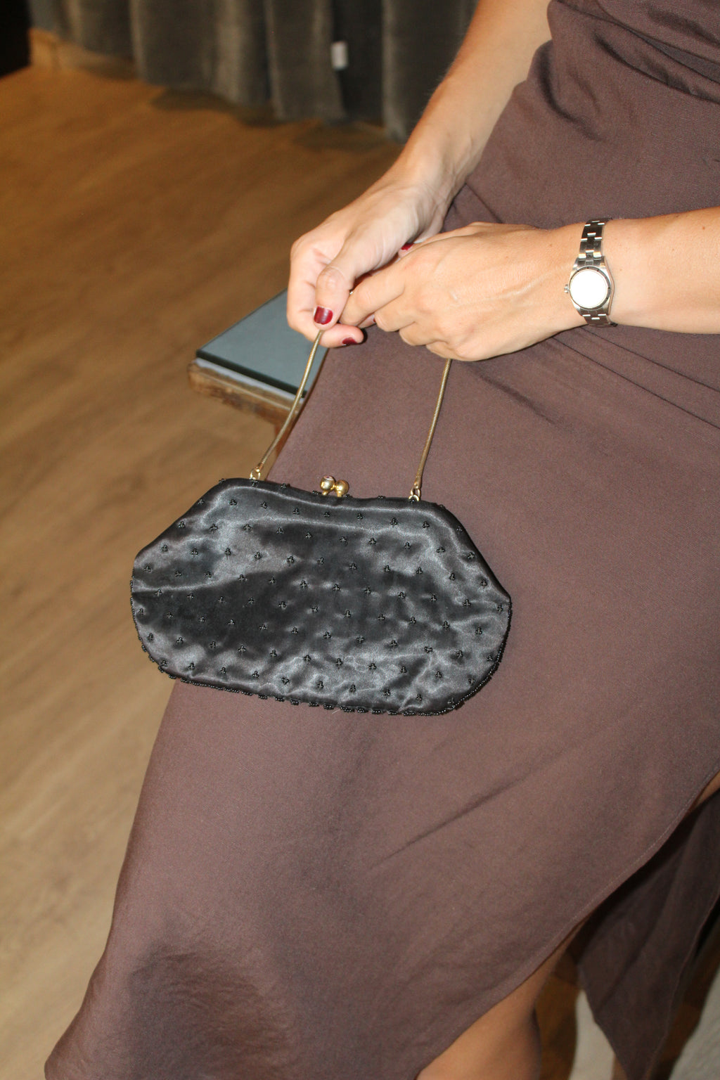 Bolso vintage de mano tipo clutch negro con cadena y detalles