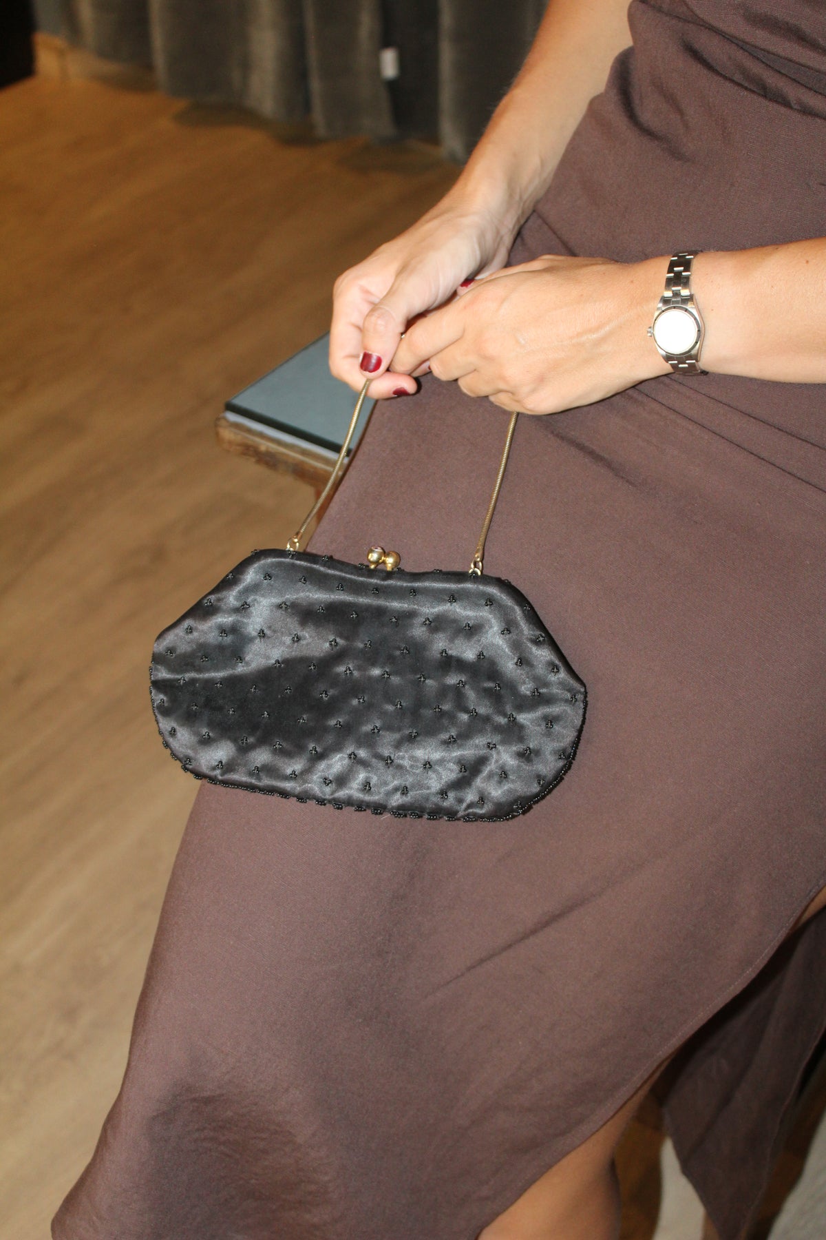 Bolso vintage de mano tipo clutch negro con cadena y detalles