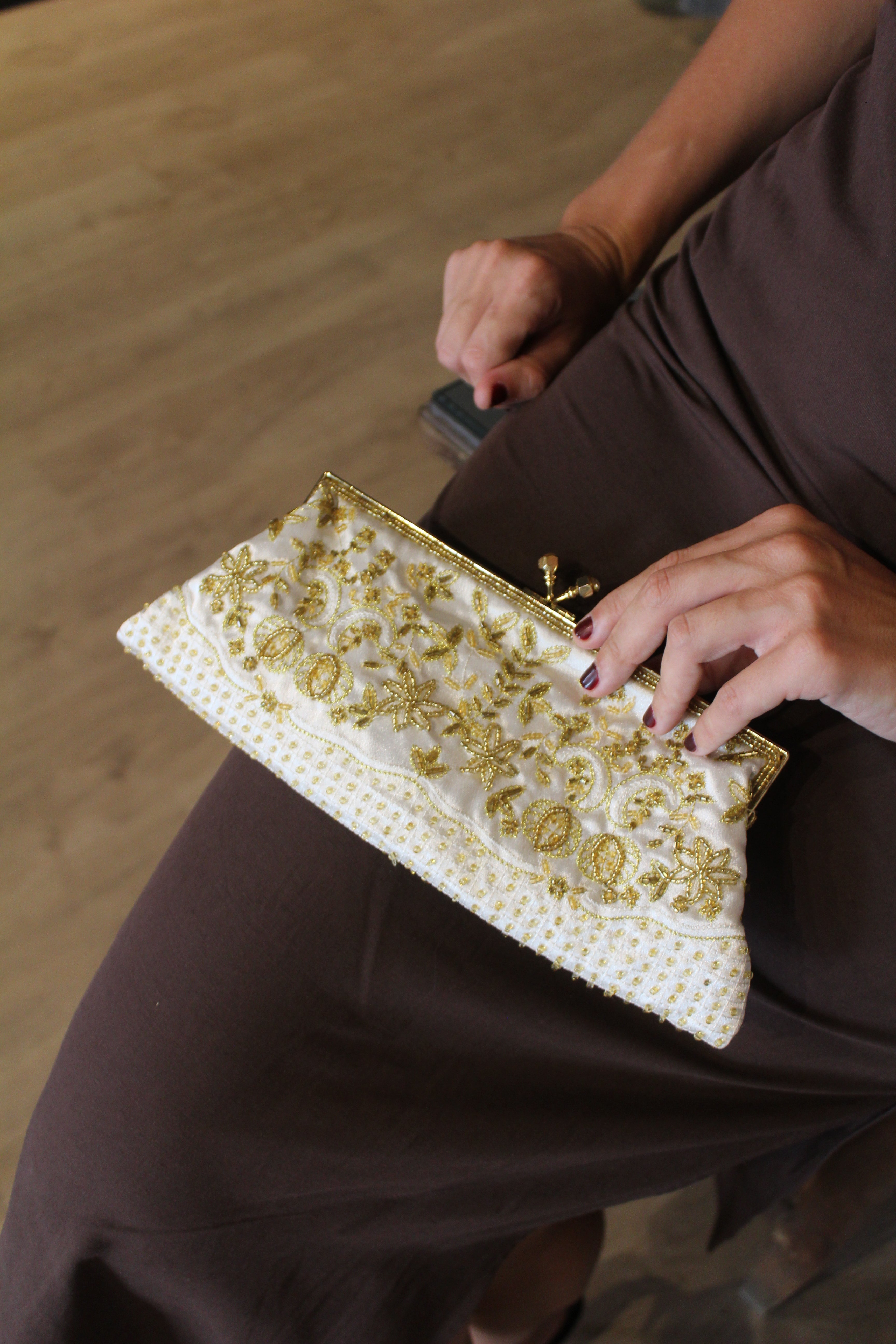 Bolso vintage blanco y dorado tipo clutch con cadena incorporada