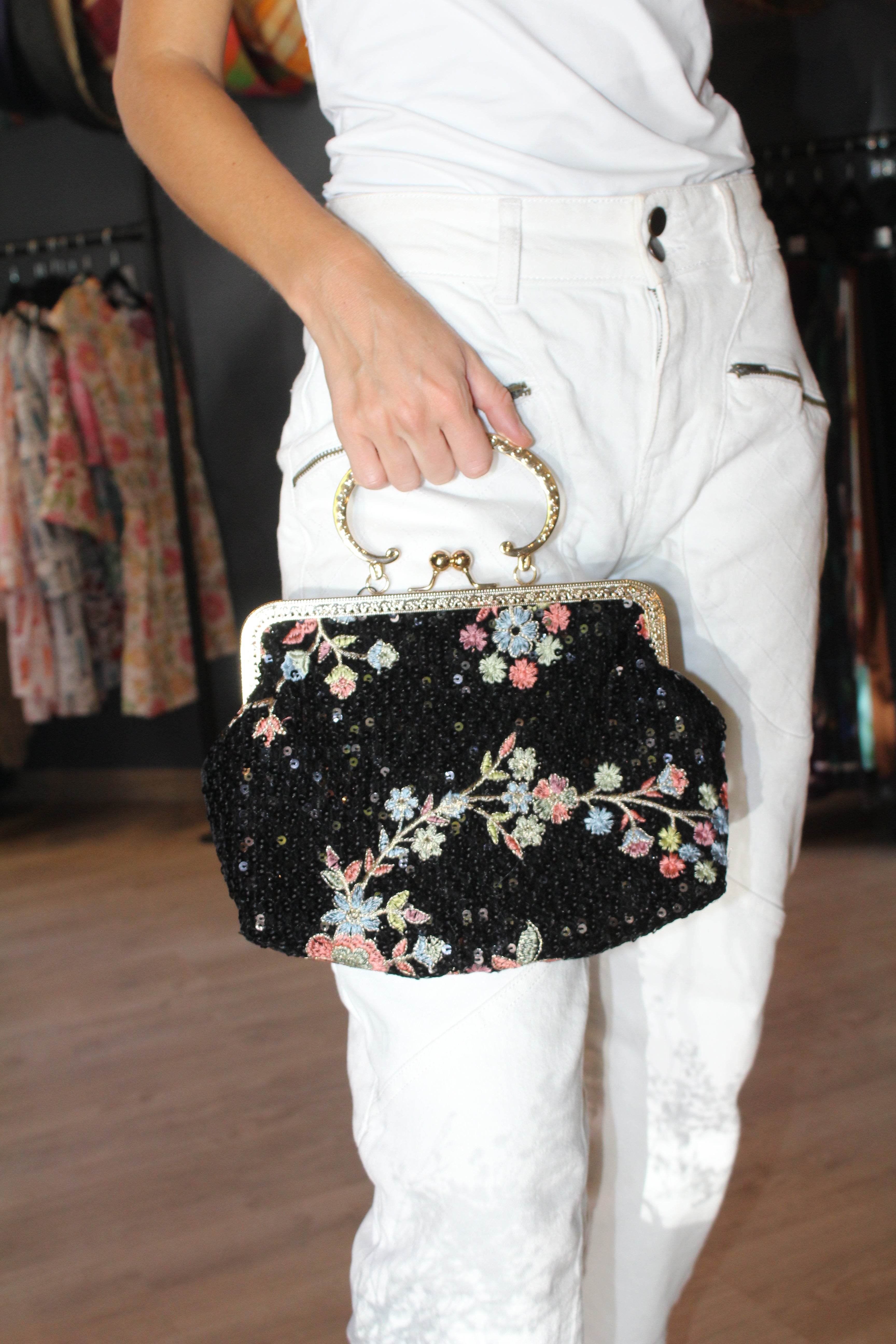 Bolso vintage negro con flores