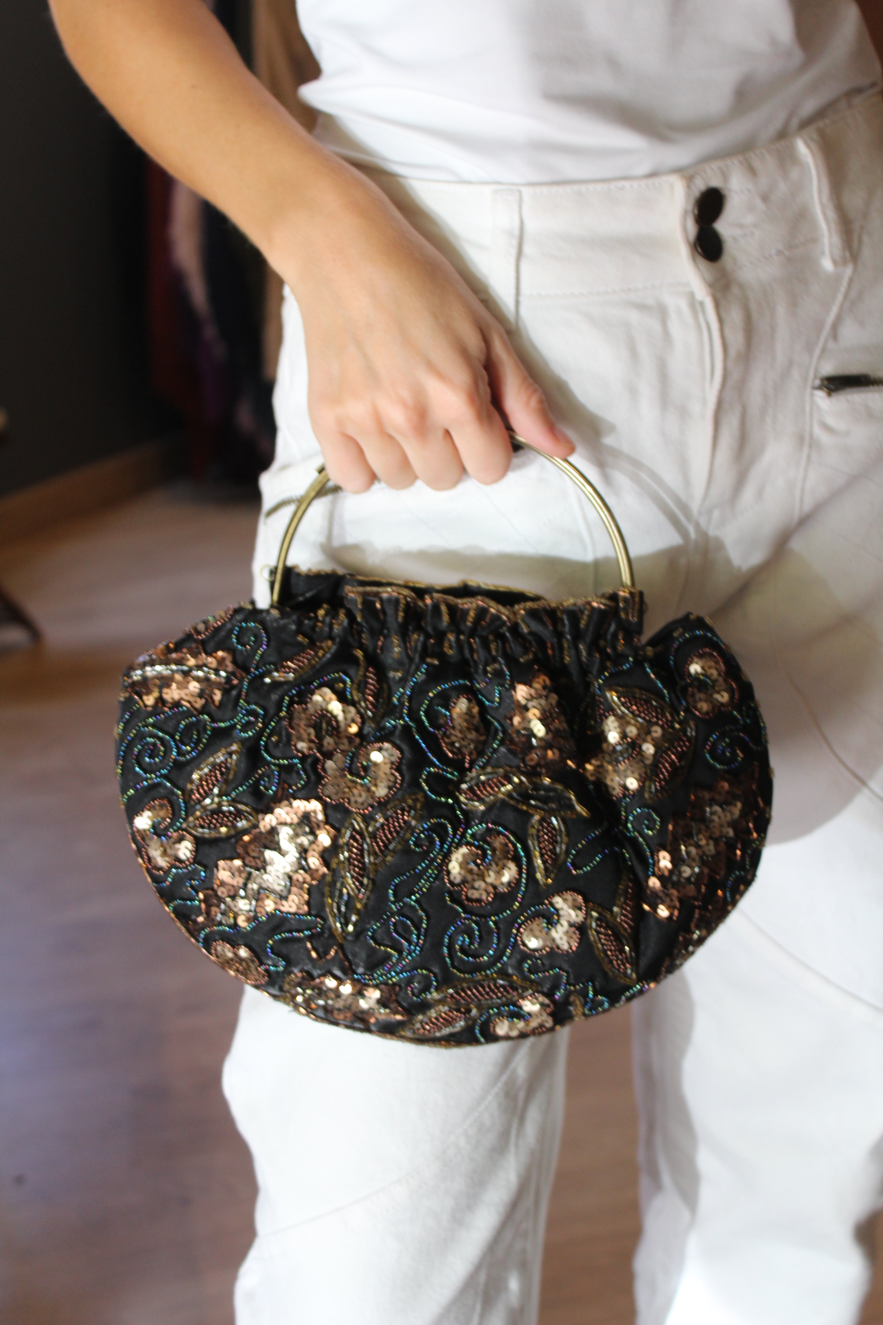 Bolso vintage tipo bombonera con bordados