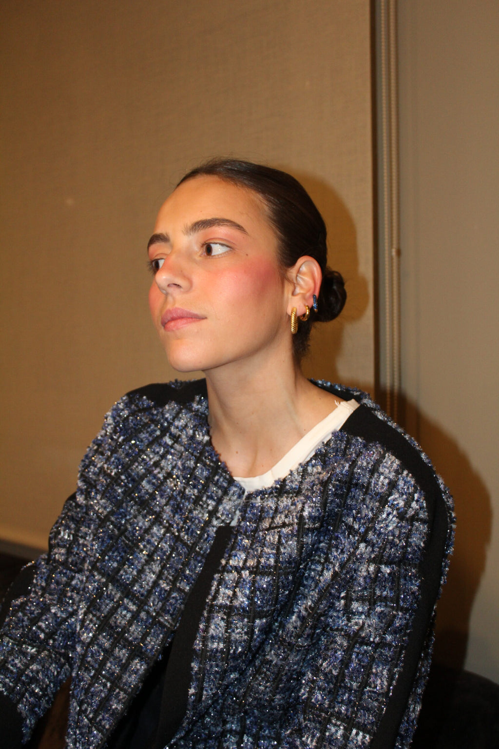 Brincos de argola encaracolados (dourados e prateados)