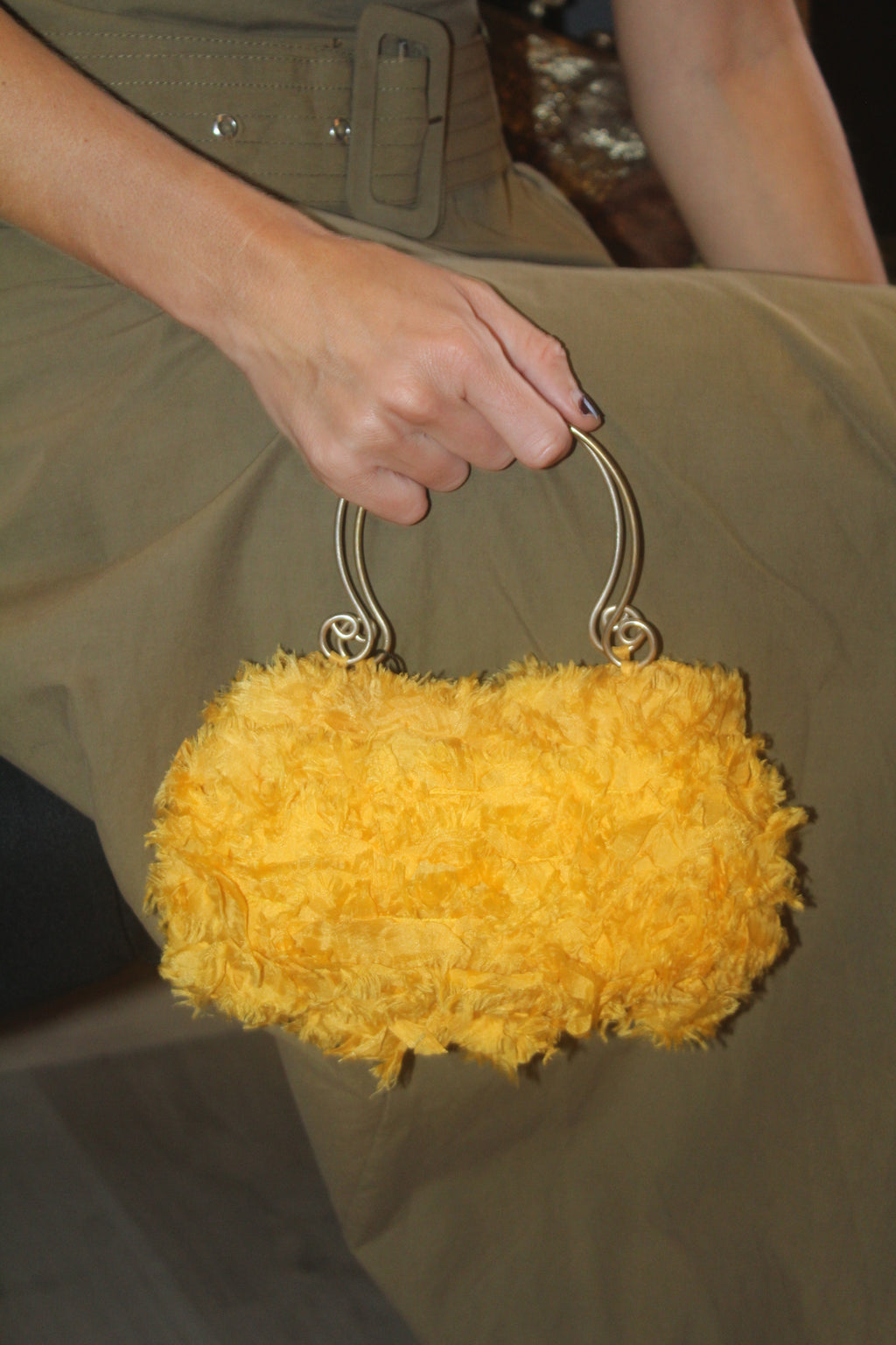 Bolso vintage amarillo con asa