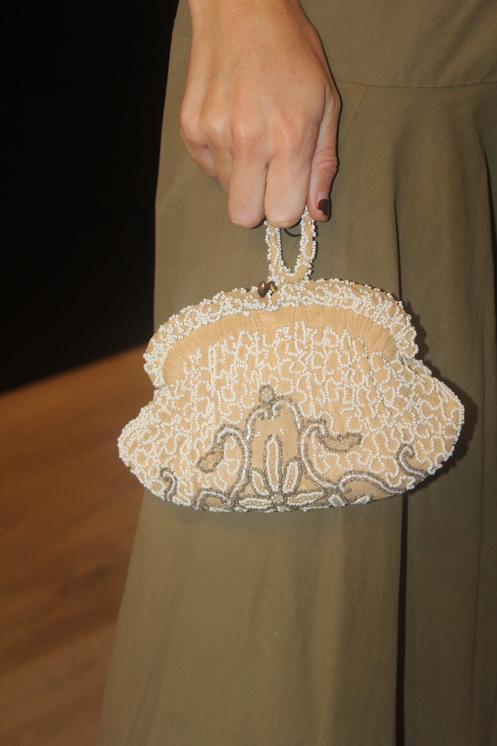 Bolso vintage con asa y con abalorios beige y blanco