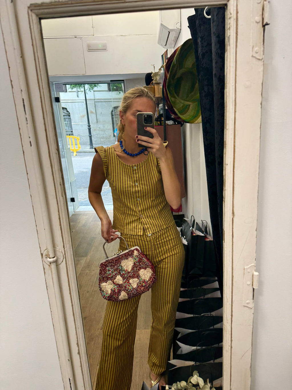 Bolsa vintage estilo balde com bordado de folhas
