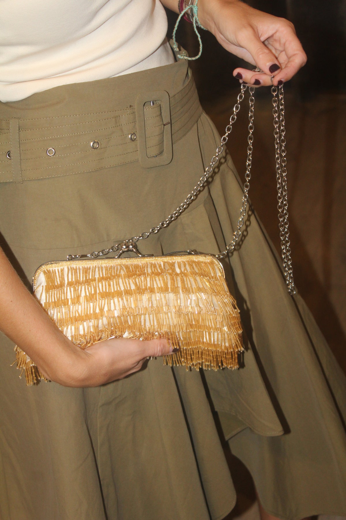 Bolso vintage dorado con flecos gris tipo clutch con cadena
