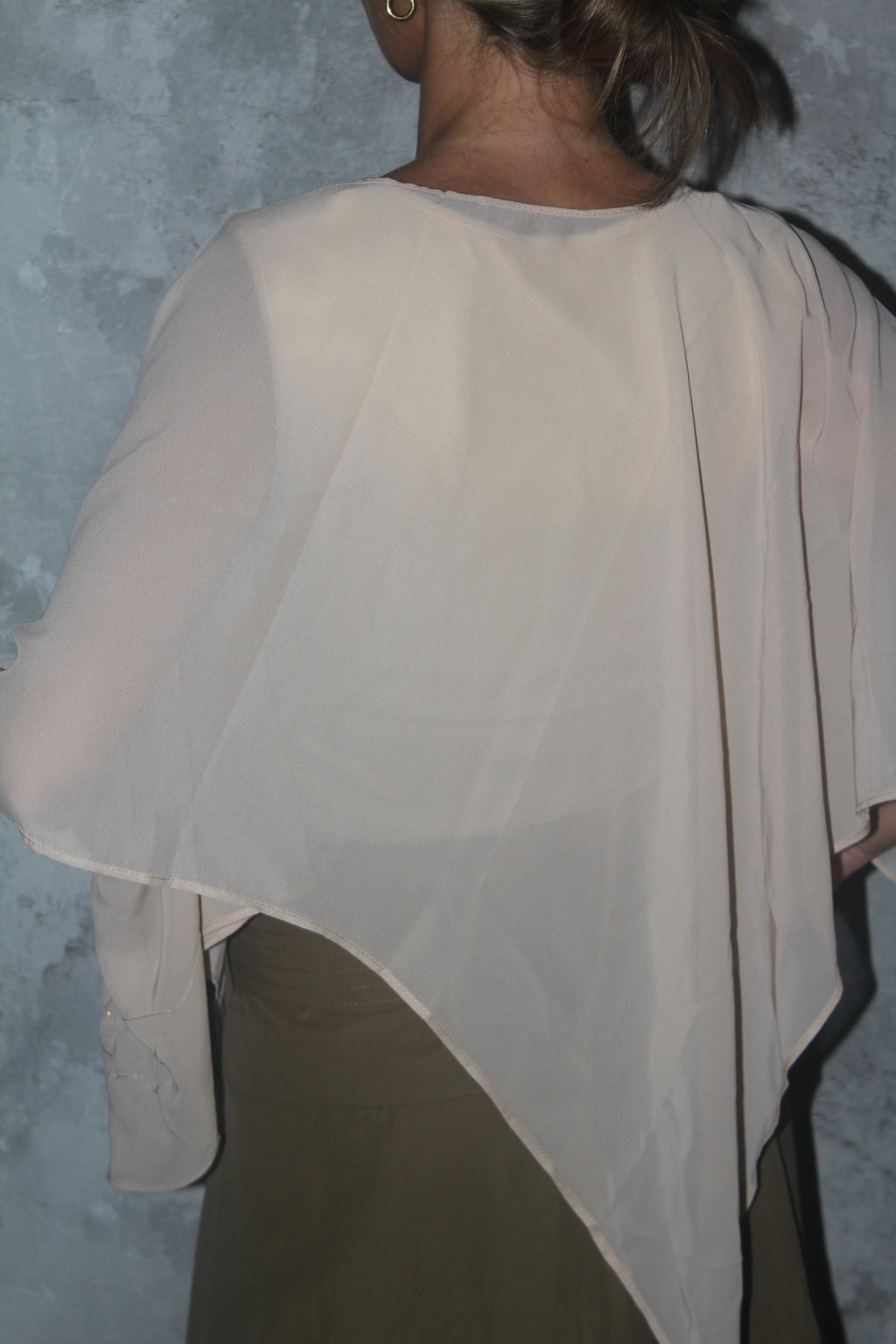 Capa de gasa con bordado beige