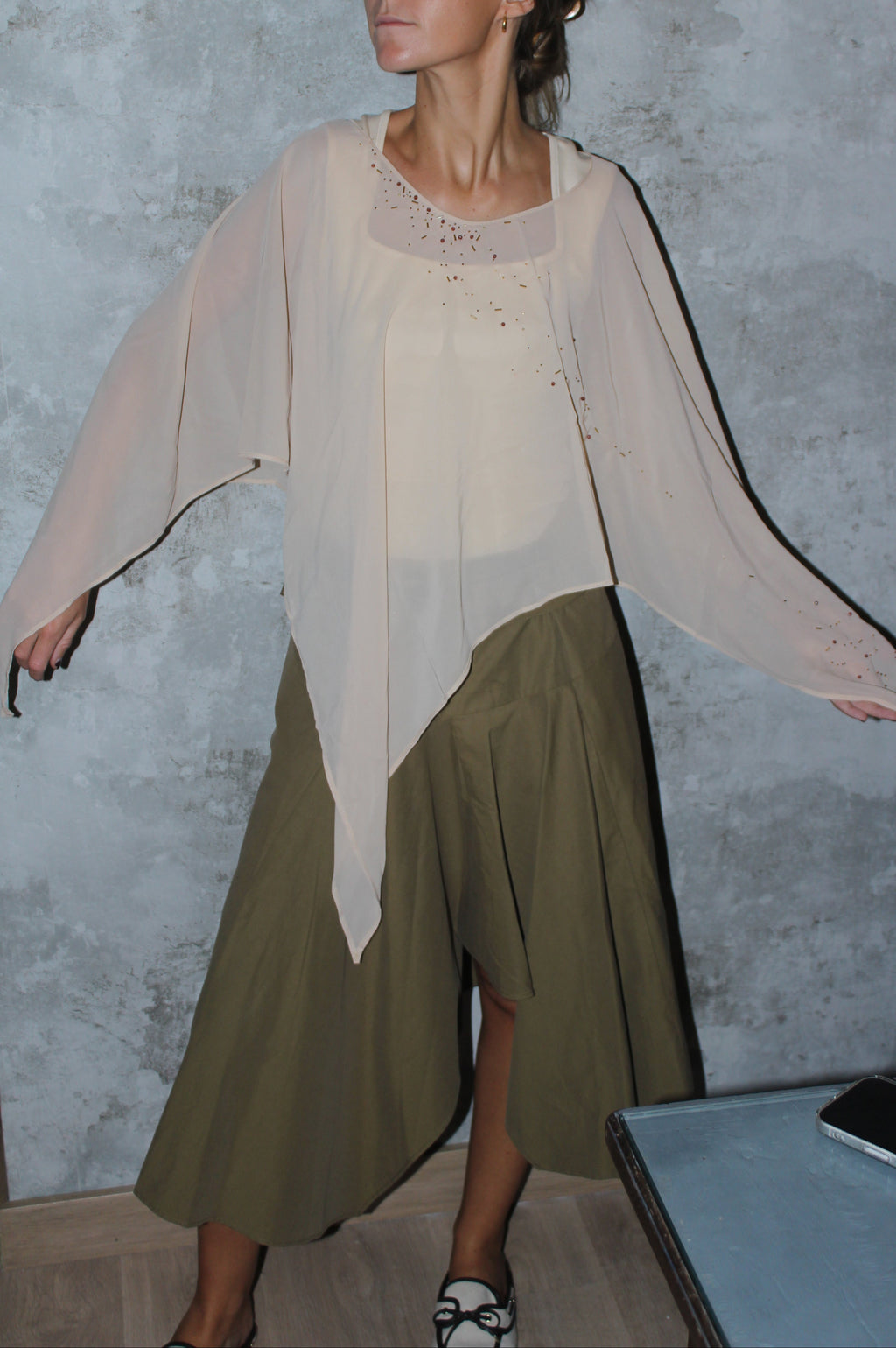 Capa de gasa con bordado beige