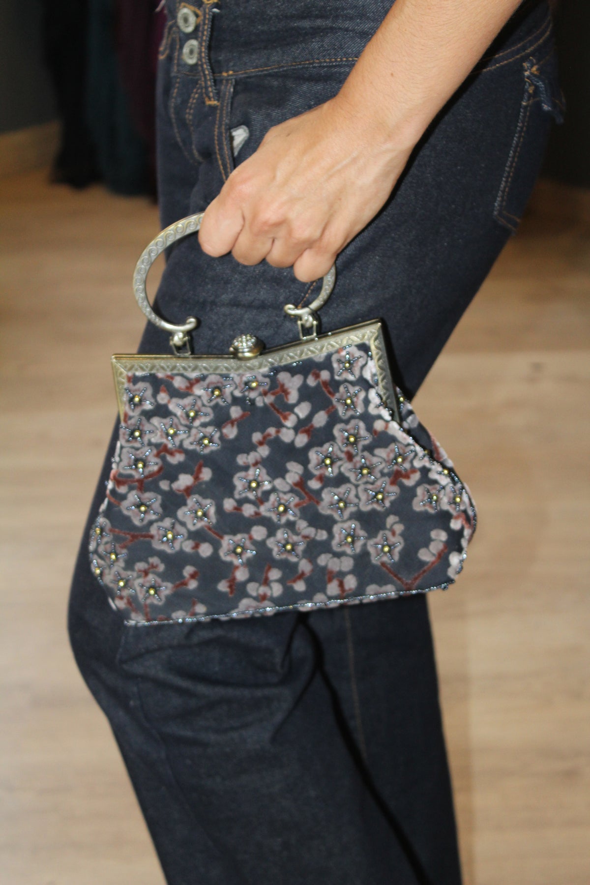 Bolso vintage tipo bombonera con flores