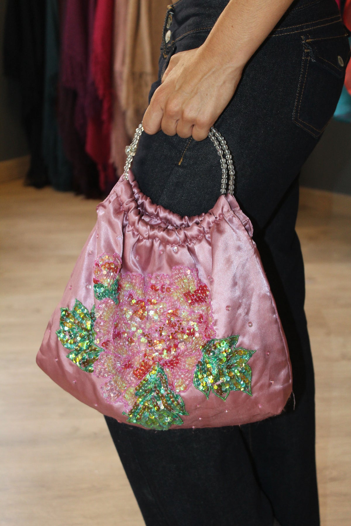 Bolso vintage tipo bombonera rosa con asa de cuentas