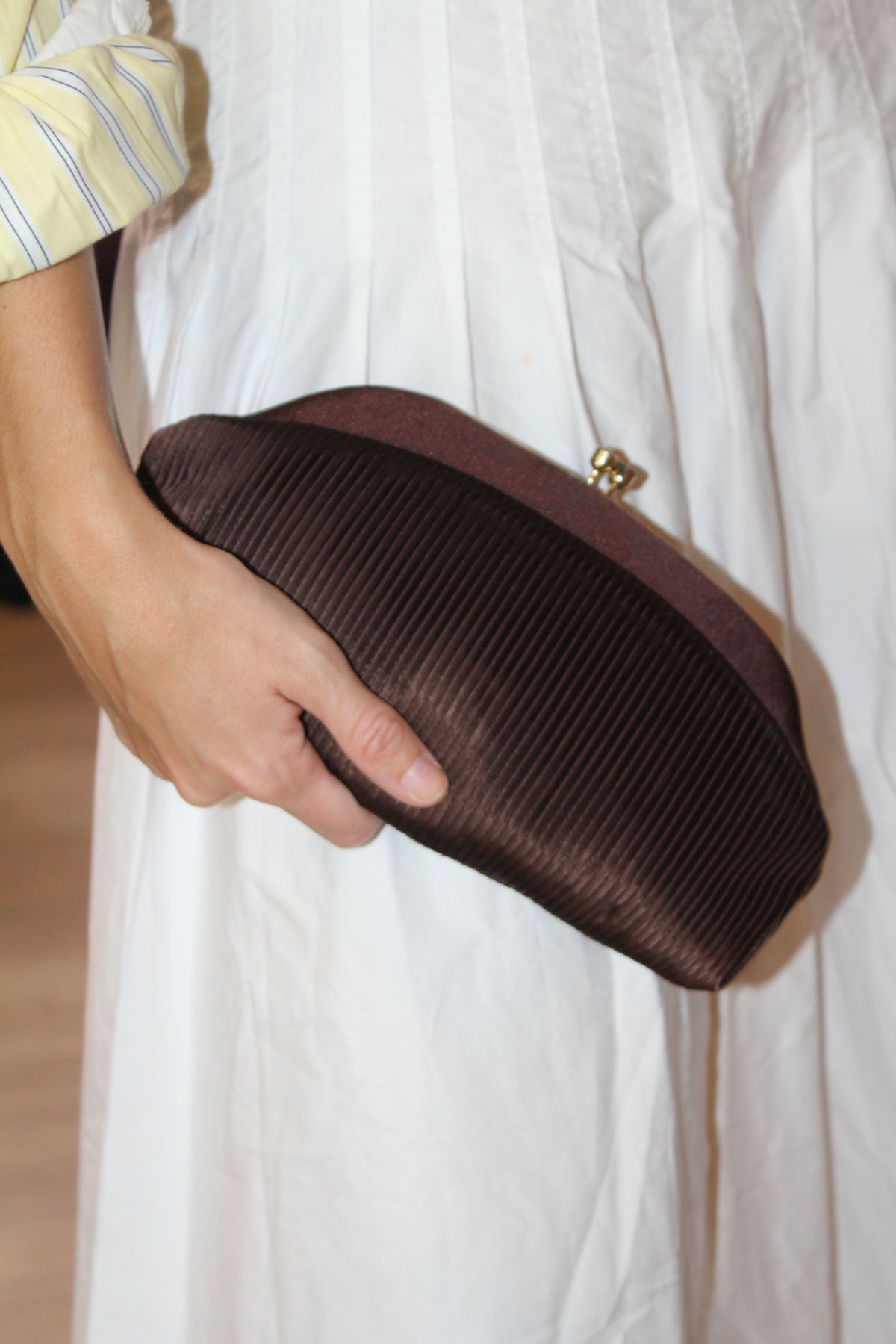 Bolso vintage marrón liso tipo clutch plisado