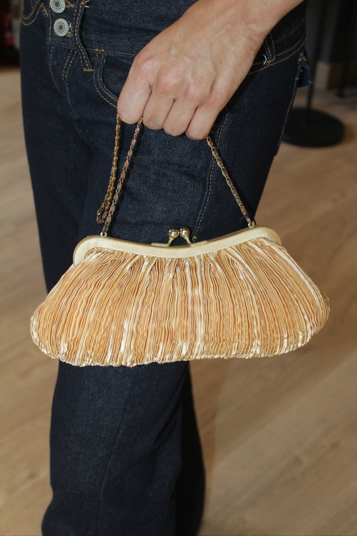 Bolso vintage dorado plisado tipo clutch