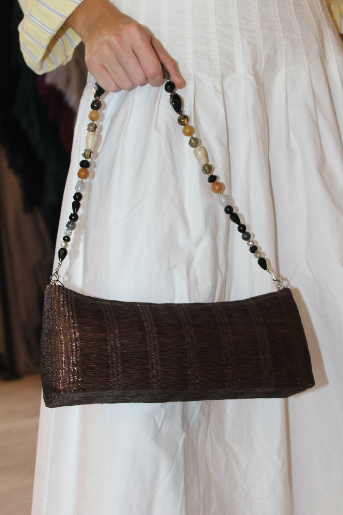 Bolso vintage marrón con asa de cuentas de colores