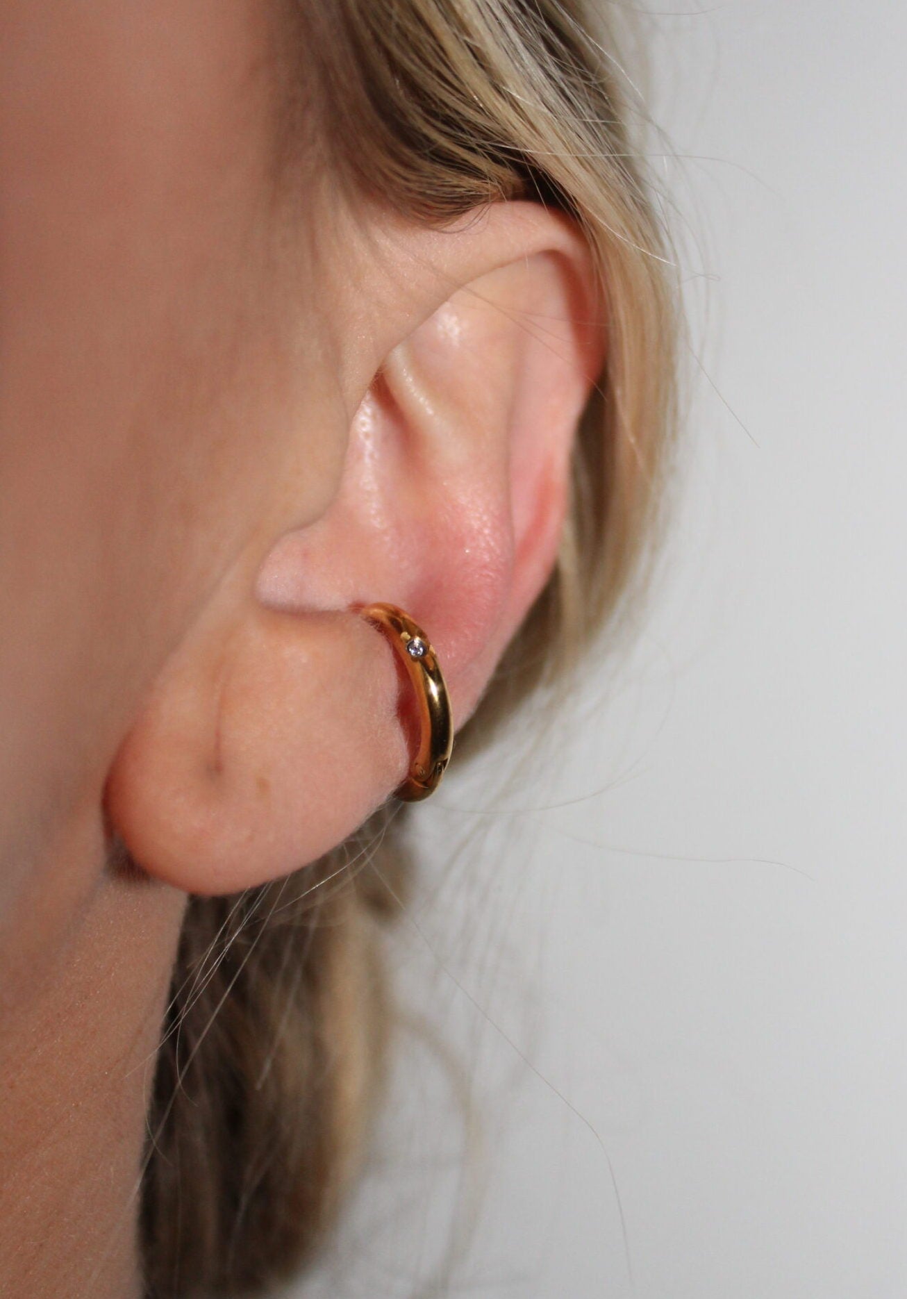 Brinco de pressão com zircónias cúbicas em forma de estrela dourada (unidade)