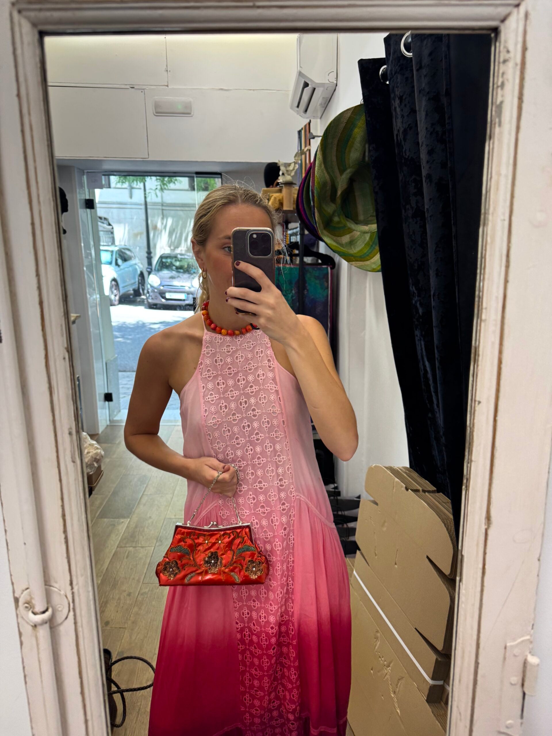 Bolso vintage rojo tipo clutch con bordados de flores en bronce