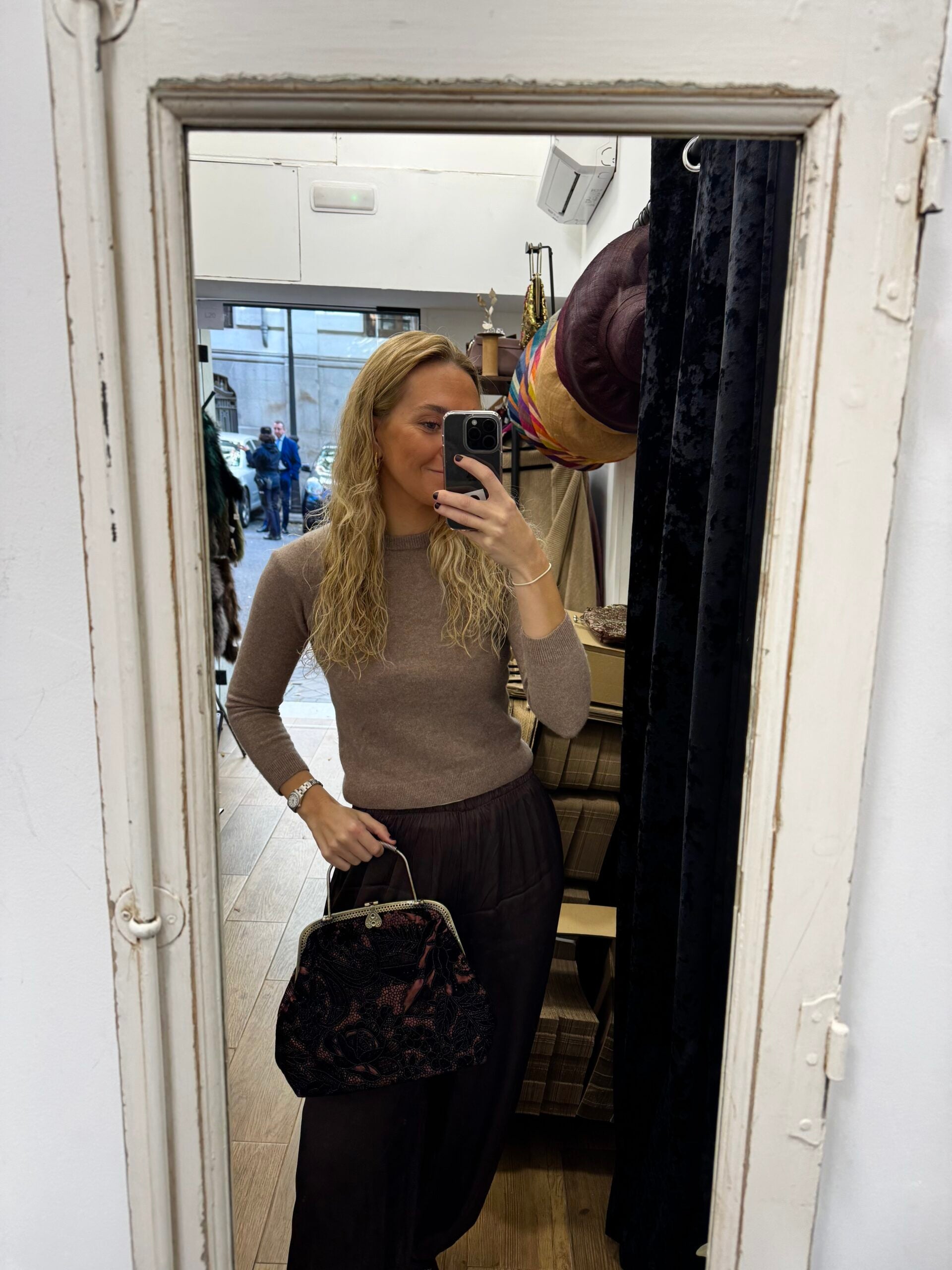 Bolso vintage bombonera de encaje con flores y asa metálica