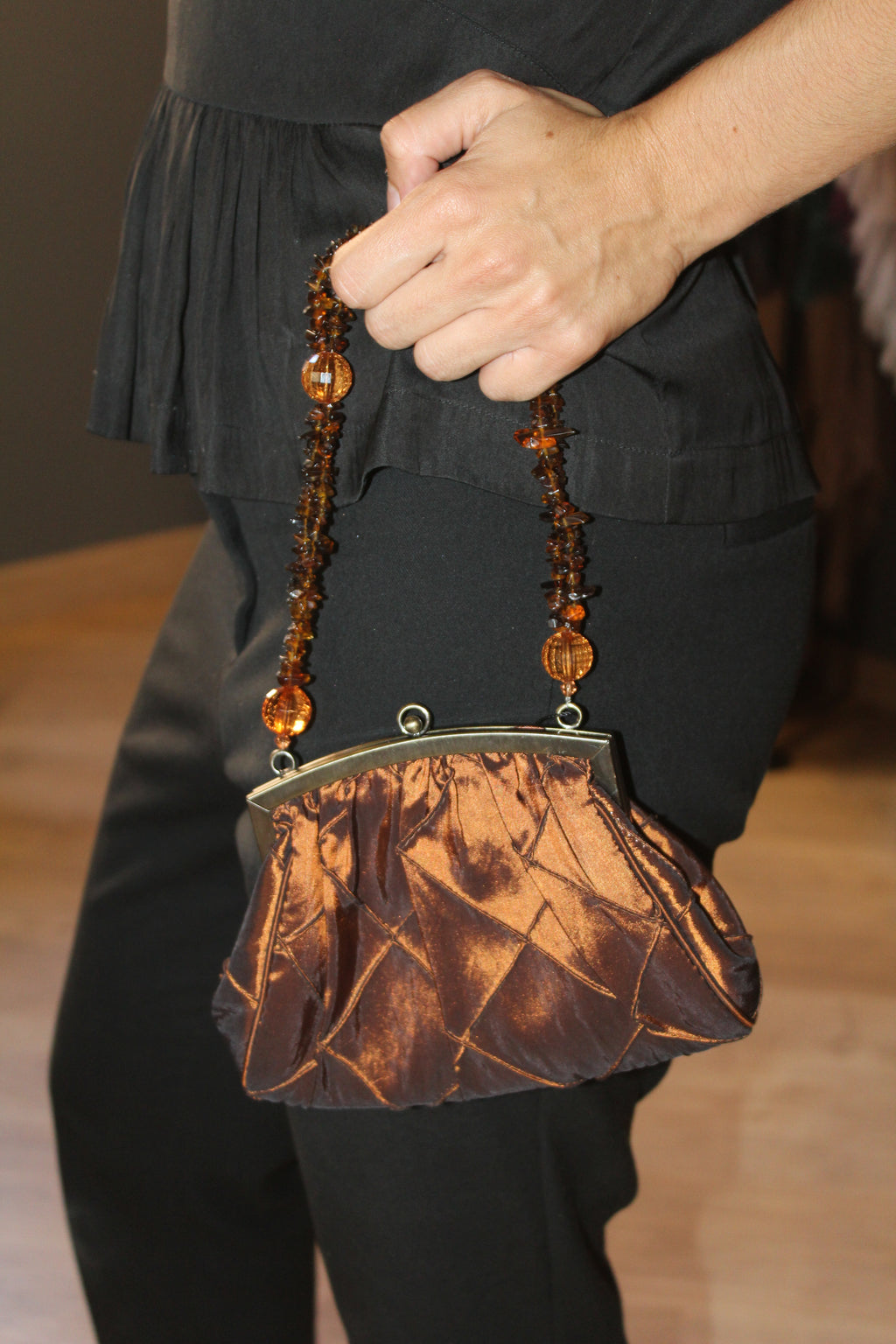Bolsa vintage castanha estilo saco com flores vermelhas bordadas