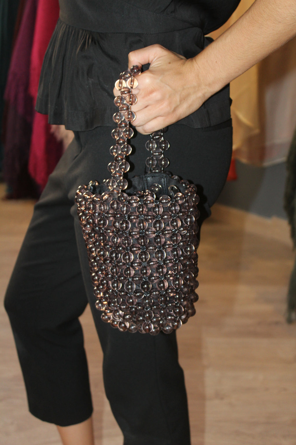 Bolsa vintage castanha estilo saco com flores vermelhas bordadas