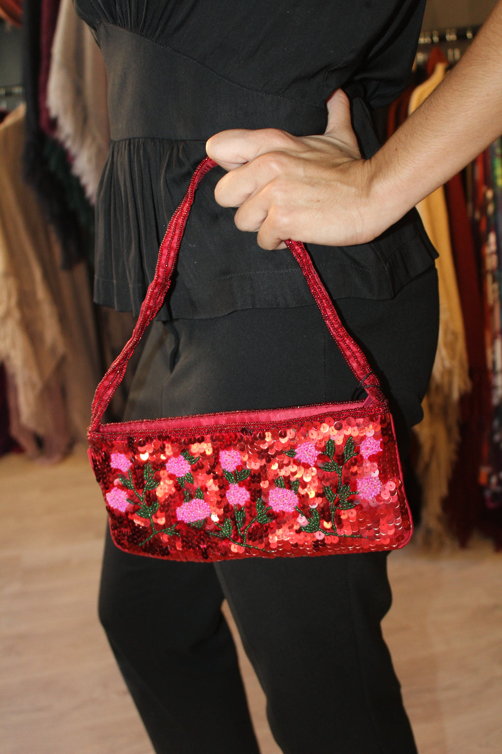 Bolsa vintage castanha estilo saco com flores vermelhas bordadas