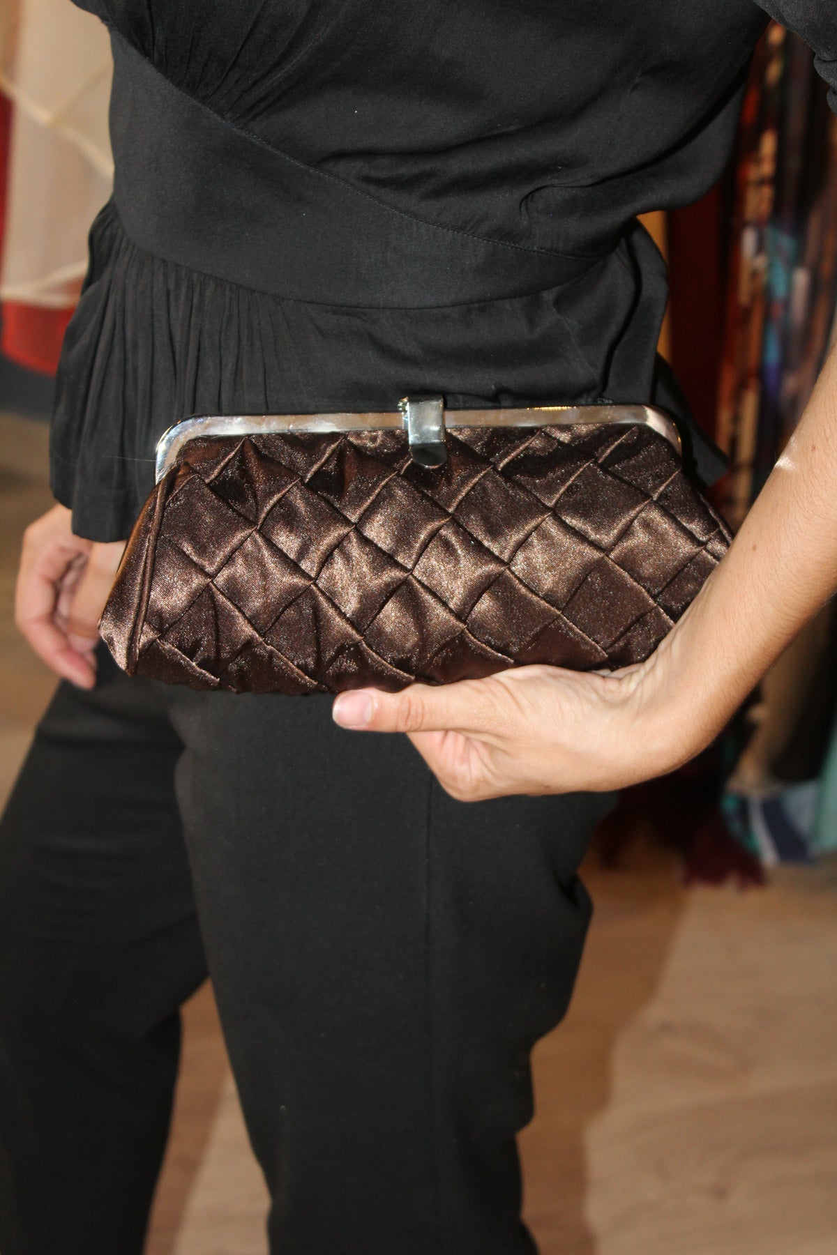 Bolso vintage tipo clutch trenzado marrón