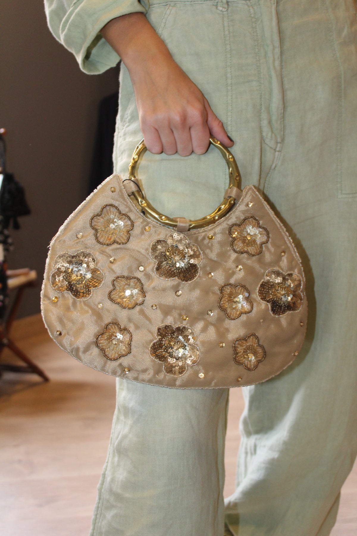 Bolsa vintage castanha estilo saco com flores vermelhas bordadas
