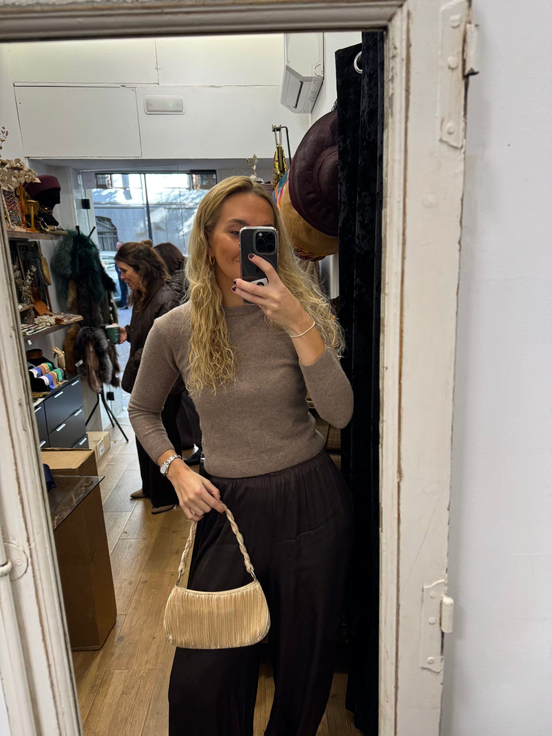 Bolso vintage beige tipo baguette plisado con asa trenzada plisada