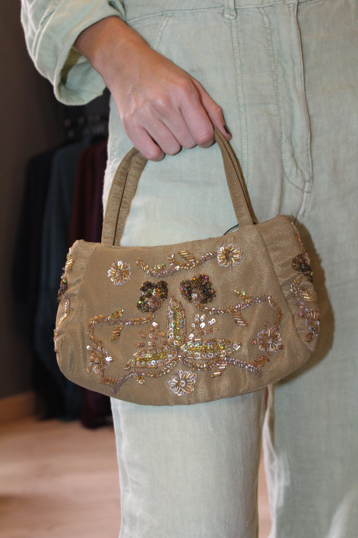 Bolsa vintage castanha estilo saco com flores vermelhas bordadas