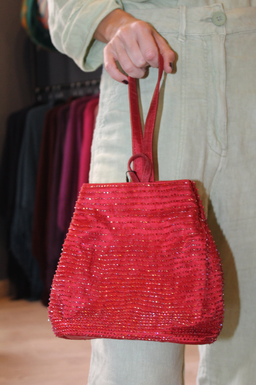 Bolsa vintage castanha estilo saco com flores vermelhas bordadas