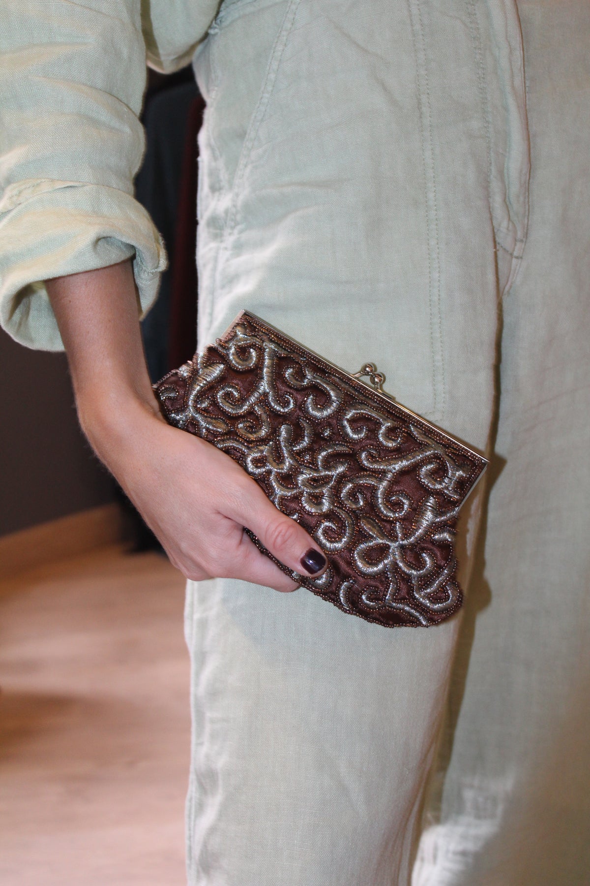Bolsa vintage castanha estilo saco com flores vermelhas bordadas