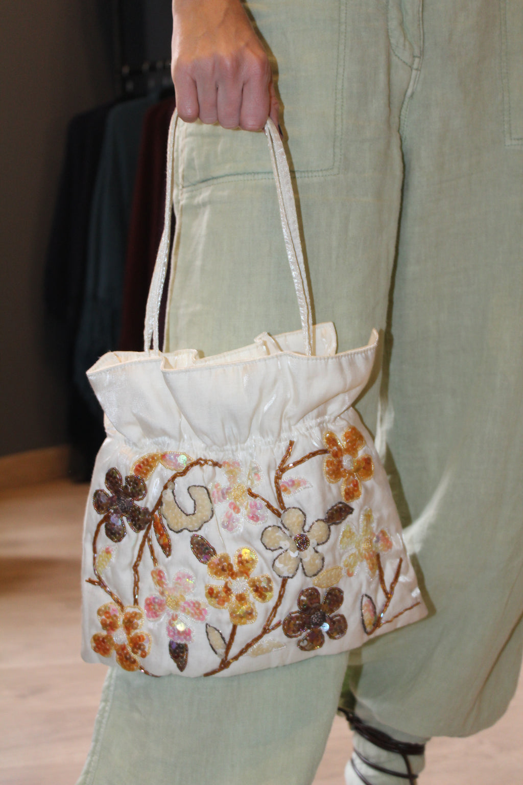 Bolsa vintage castanha estilo saco com flores vermelhas bordadas