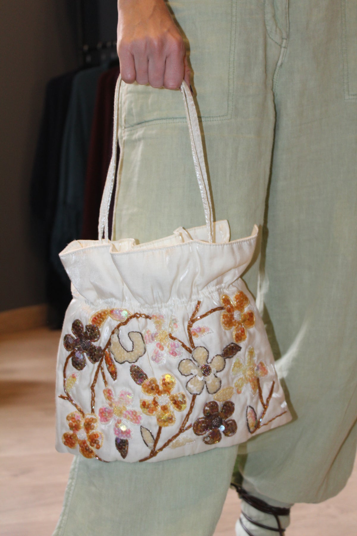Bolsa vintage castanha estilo saco com flores vermelhas bordadas