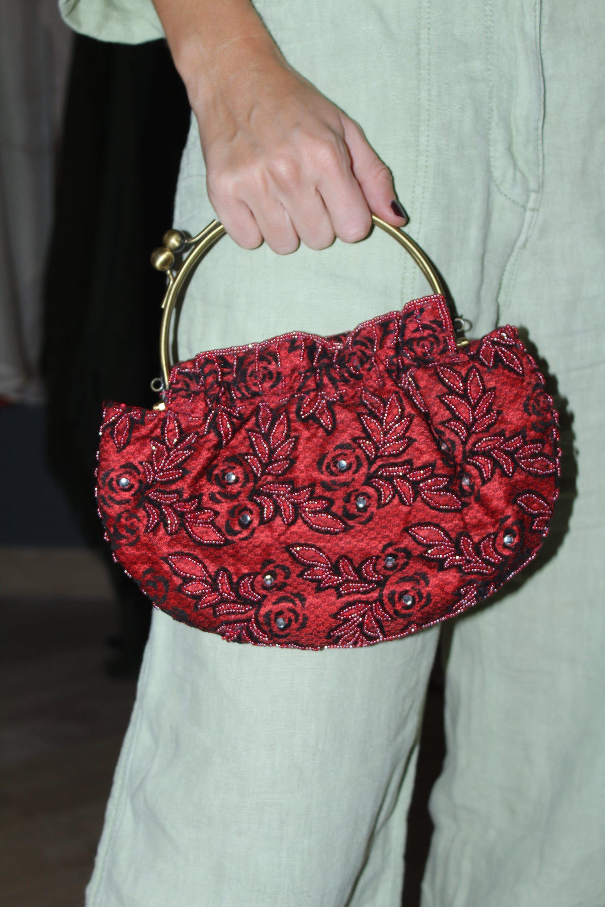 Bolso vintage tipo bombonera roja con detalles negros