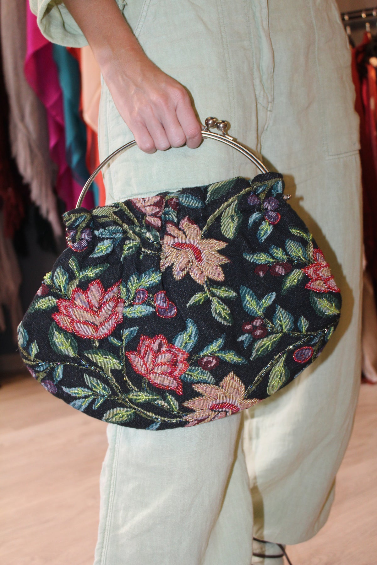 Bolso vintage tipo bombonera negro con flores