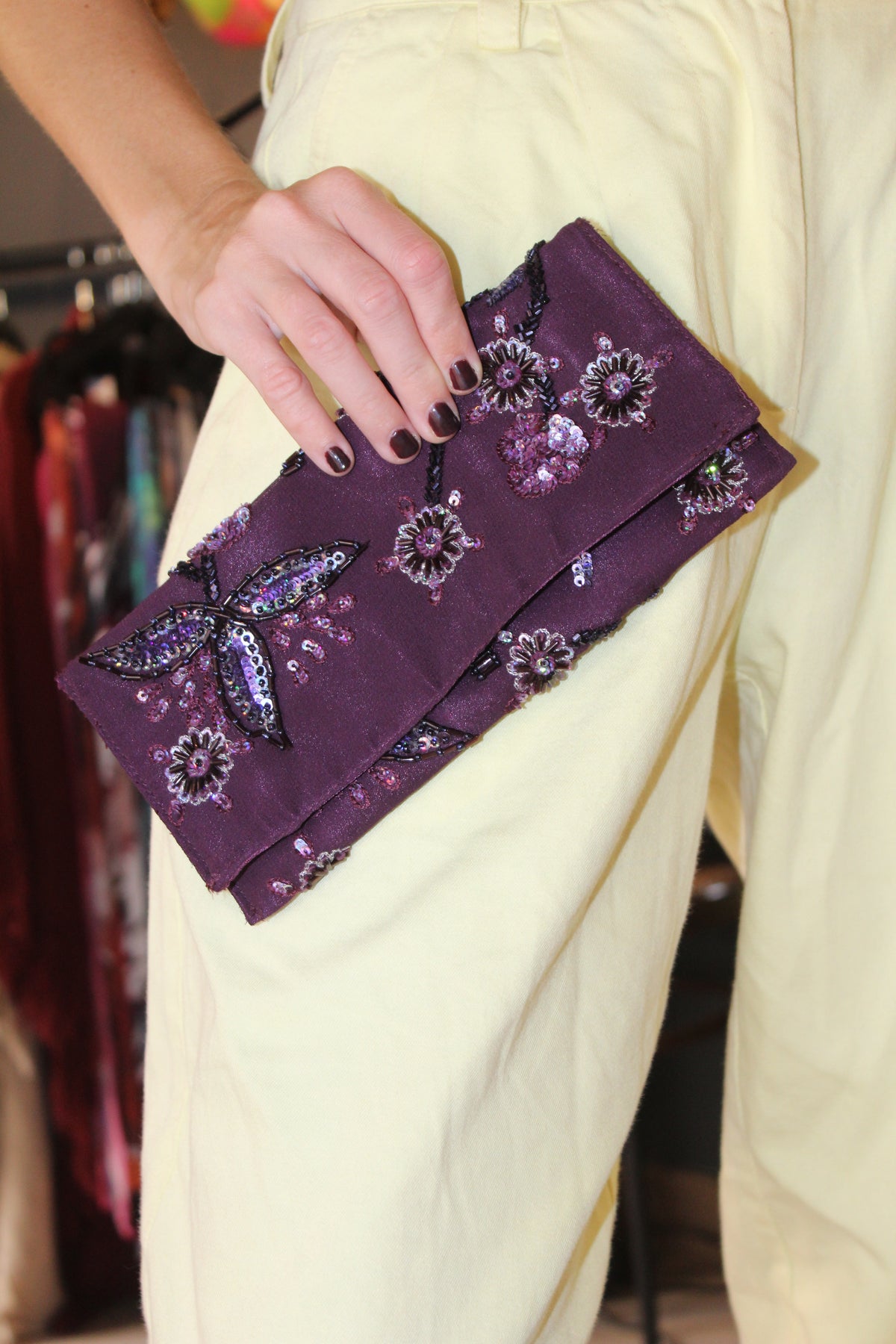 Bolso vintage morado con bordados