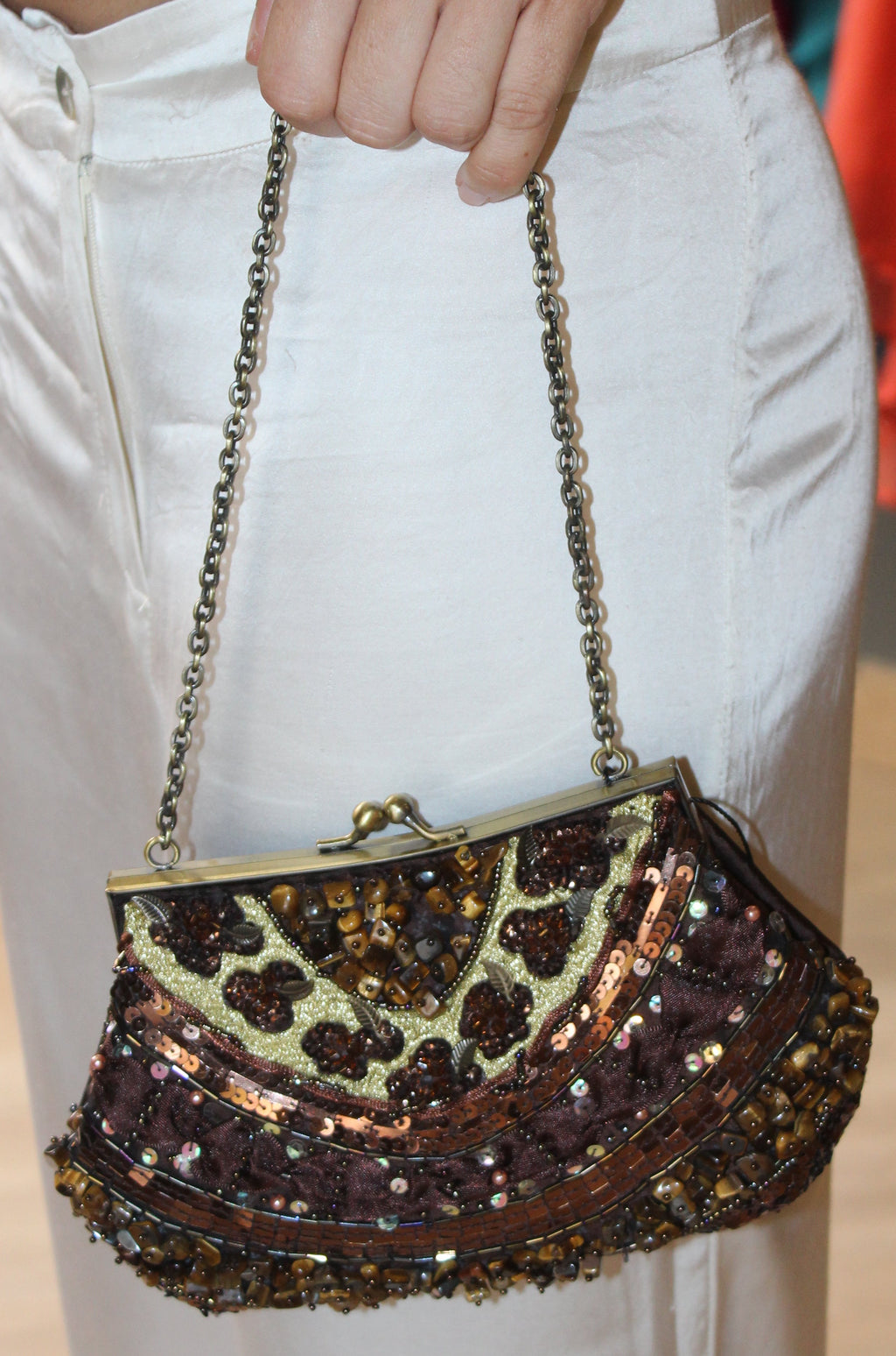 Bolso vintage marrón y ocres tipo clutch con cadena