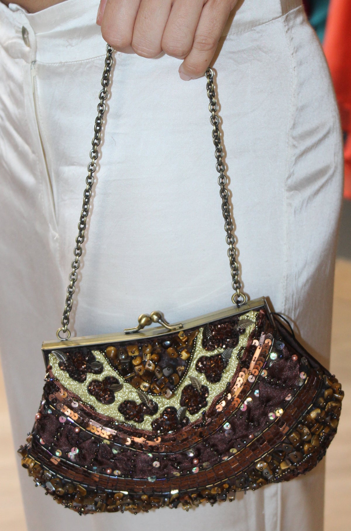 Bolso vintage marrón y ocres tipo clutch con cadena