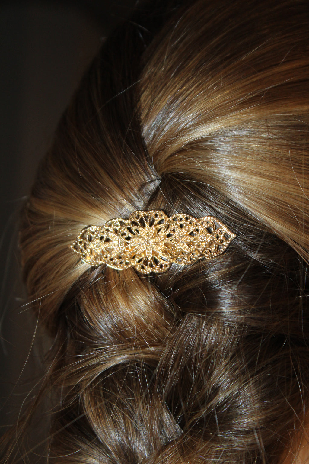 Broche vintage em folha de ouro