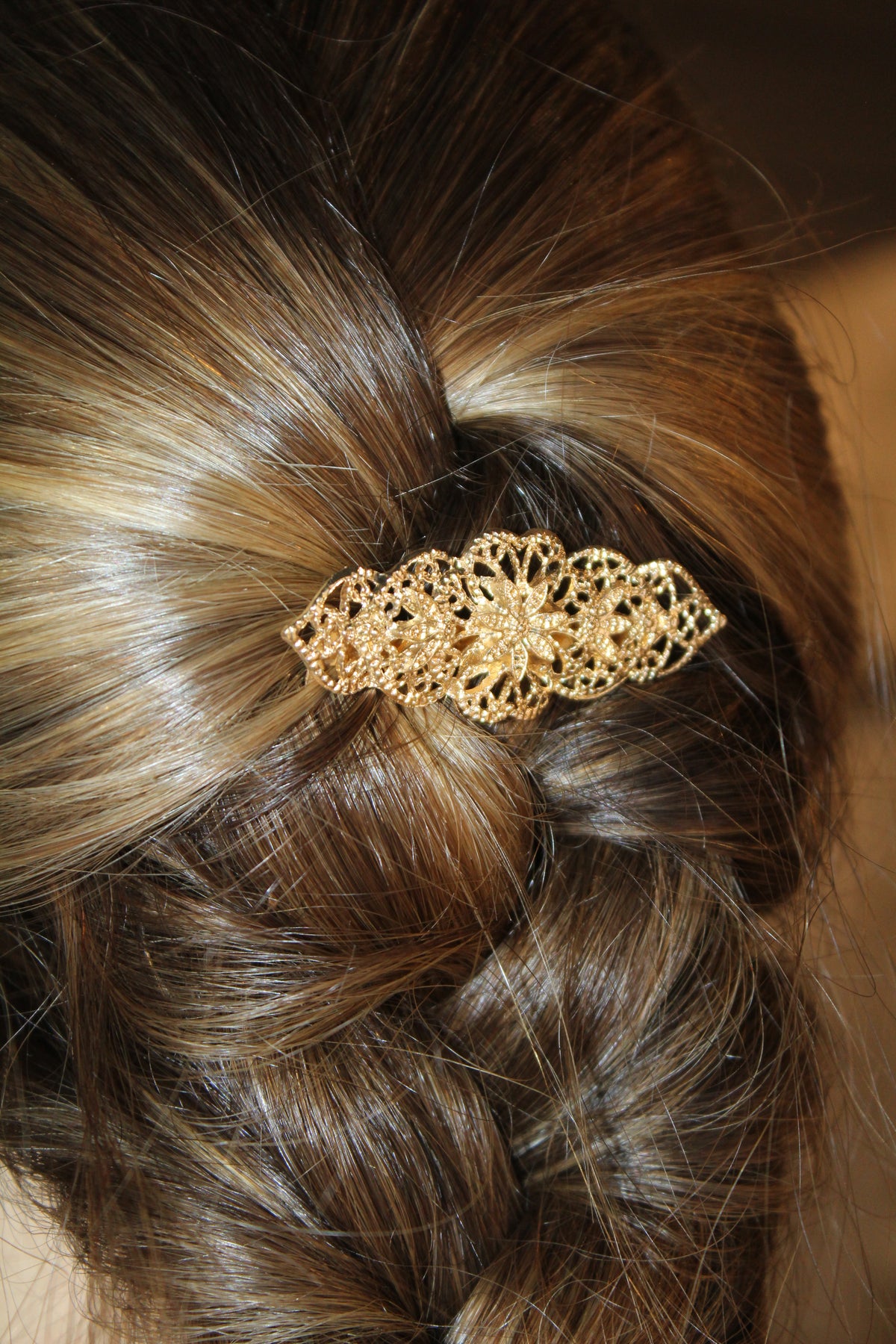 Broche vintage em folha de ouro