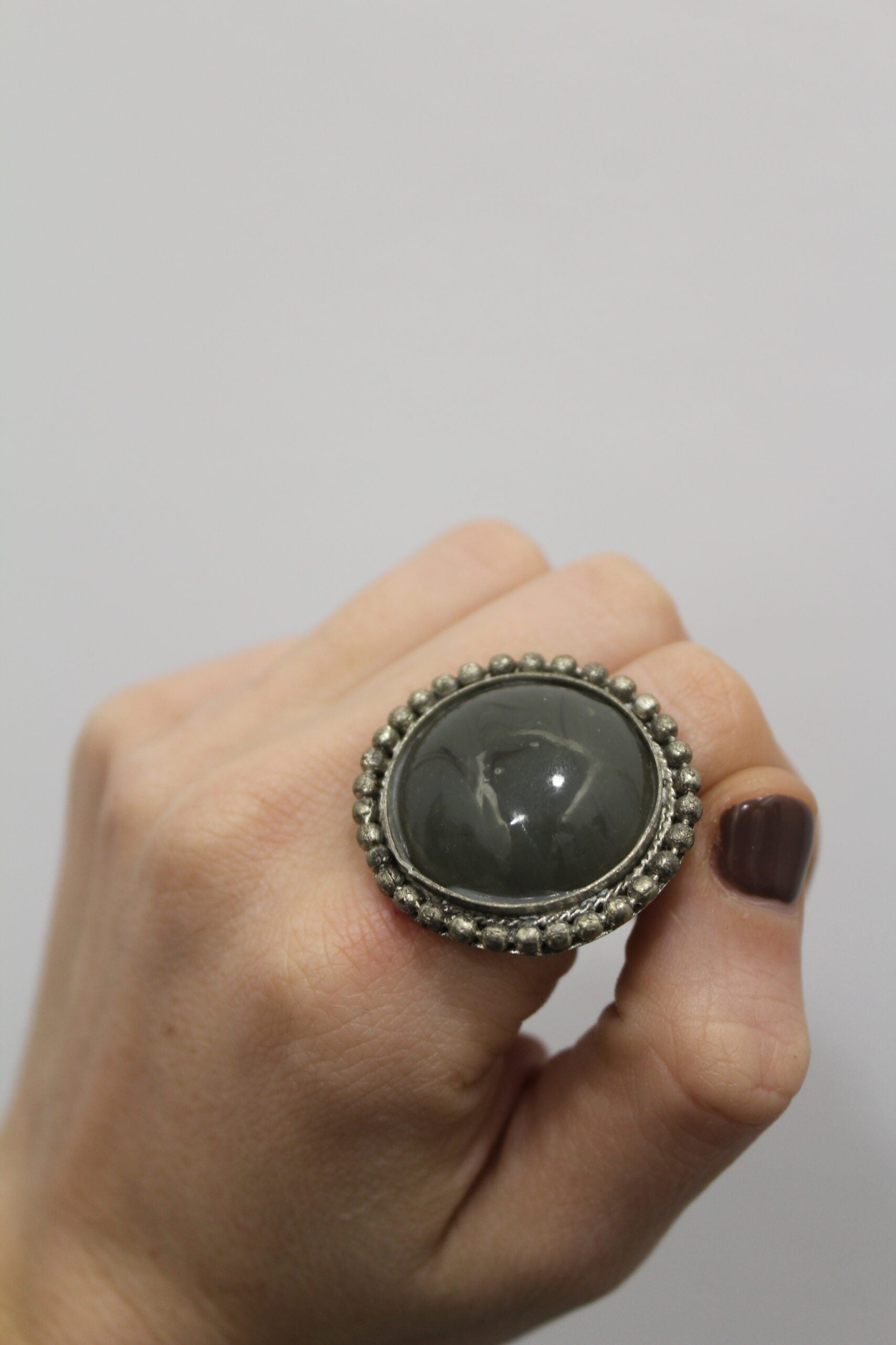 Anillo boho gris